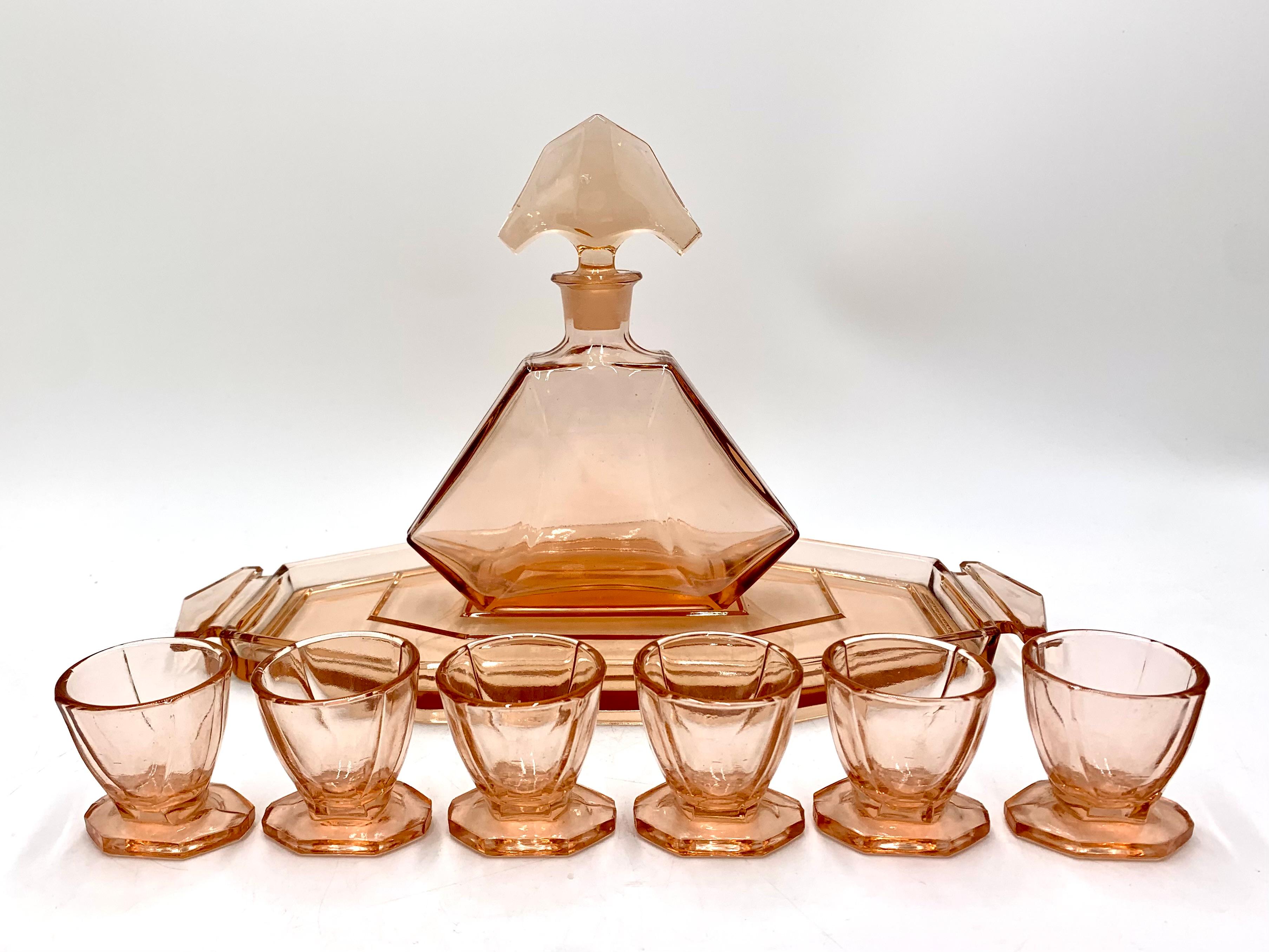 Pink Art Deco glass liqueur set consisting of a tray, a decanter and 6 glasses.

Produced in the Czech Republic by Huta Hermanova in the 1930s.

Very good condition, no damage.

tray: height 3cm, width 35cm, depth 16cm

carafe: height 19cm, width