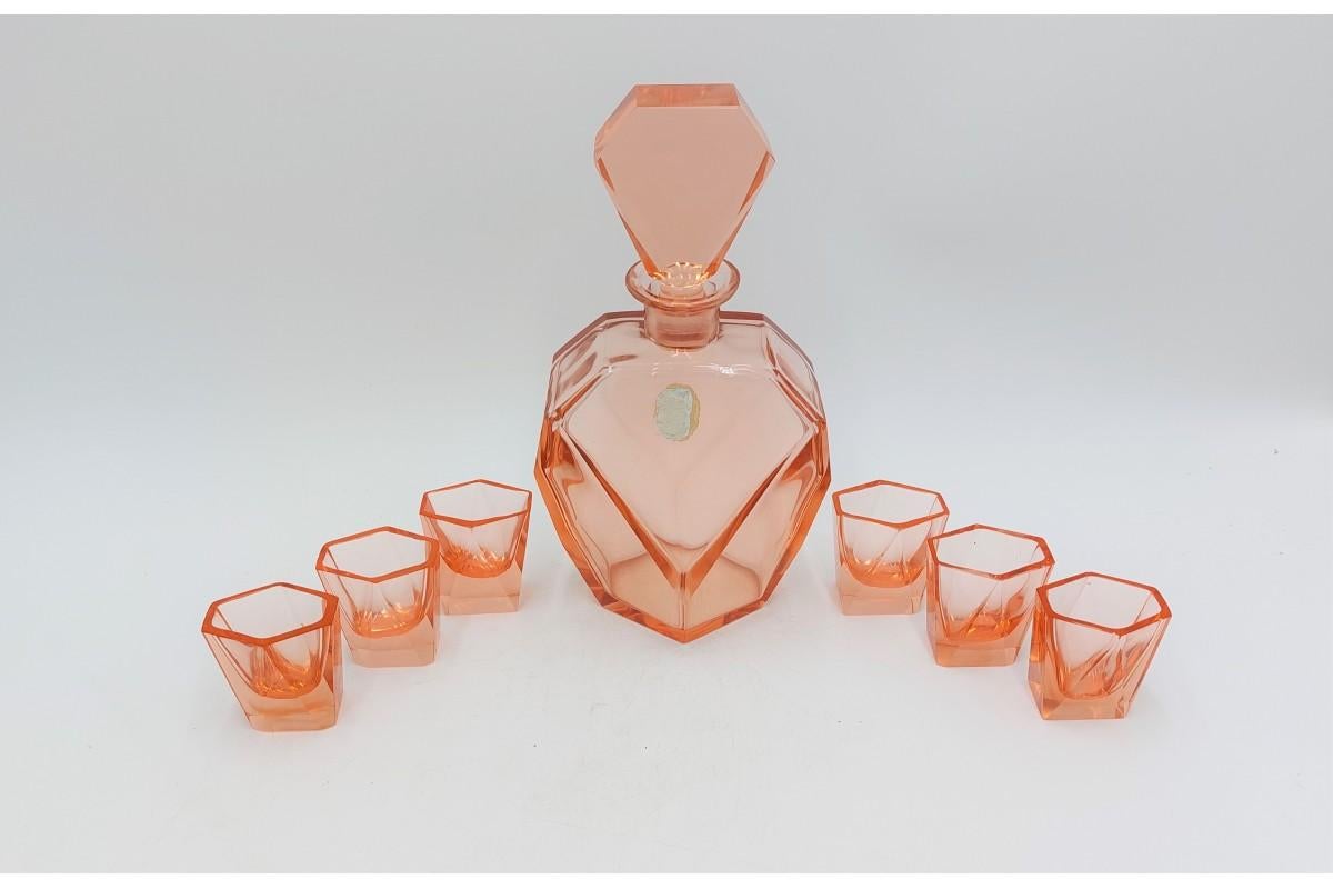 Art deco liqueur set - decanter with six glasses.

A hand-ground set with the original sticker preserved.

A crystal set in a light pink / rosalin color.

Made in the Czech Republic in the 1930s.

Very good condition

Carafe: height 24cm,