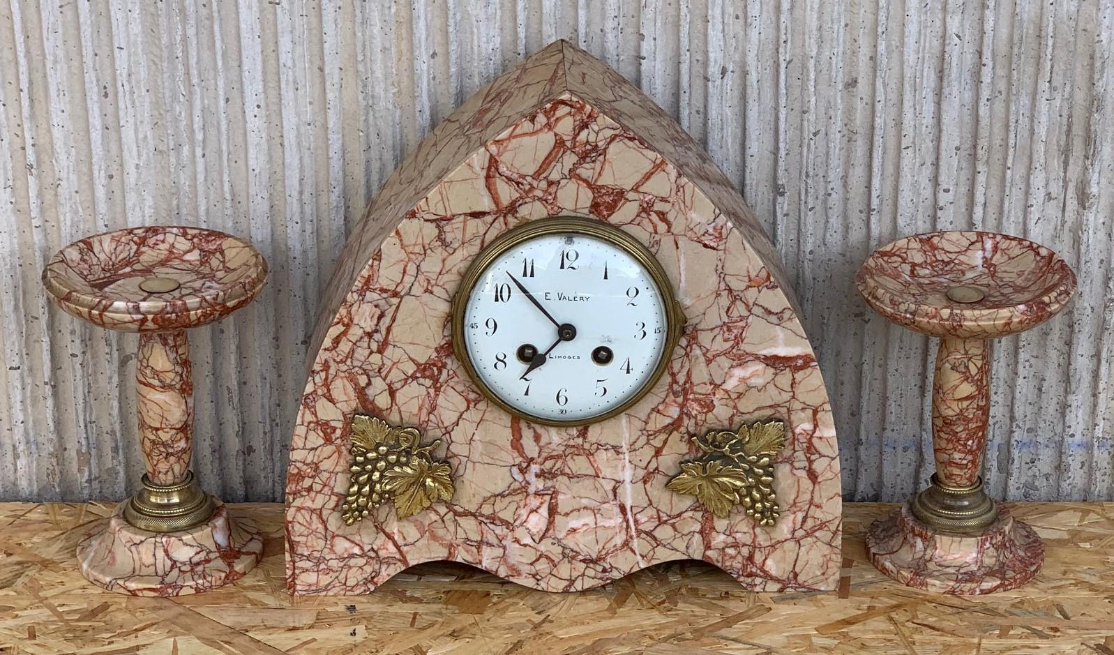 Art Deco pink marble mantle, desk or chapel clock with bronze details

Beautiful design and perfectly working Art Deco clock with a chime.

If you are looking for a great shape and excellent condition clock then this original specimen from the