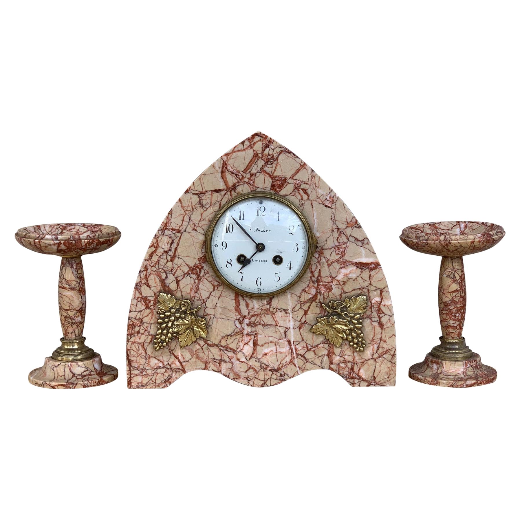 Ensemble de pendules de cheminée:: de bureau ou de chapelle en marbre rose Art Déco avec détails en bronze