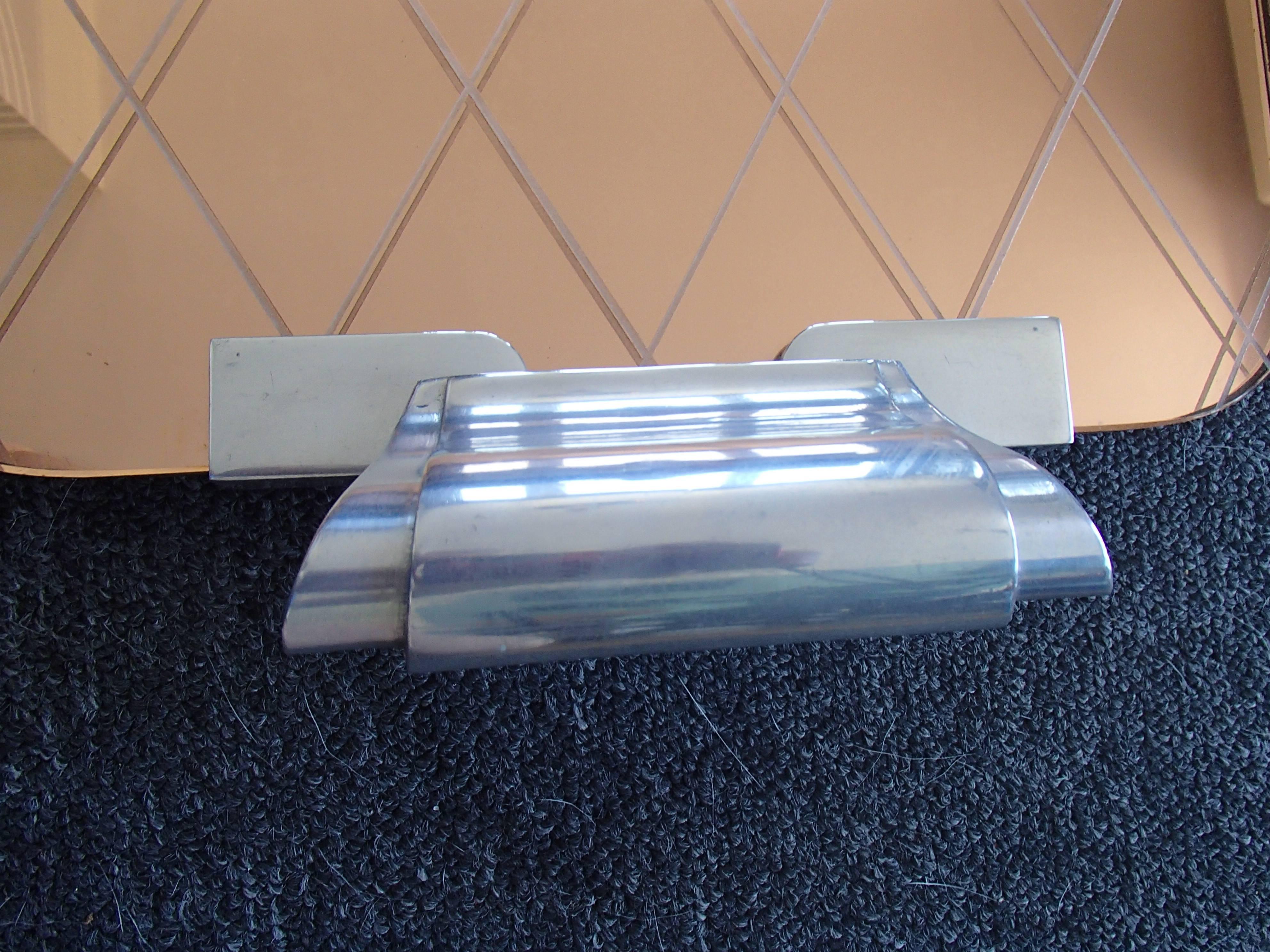 Art-déco-Serviertablett mit rosa Spiegel und gravierten Rhomboiden und Aluminiumgriffen im Angebot 3