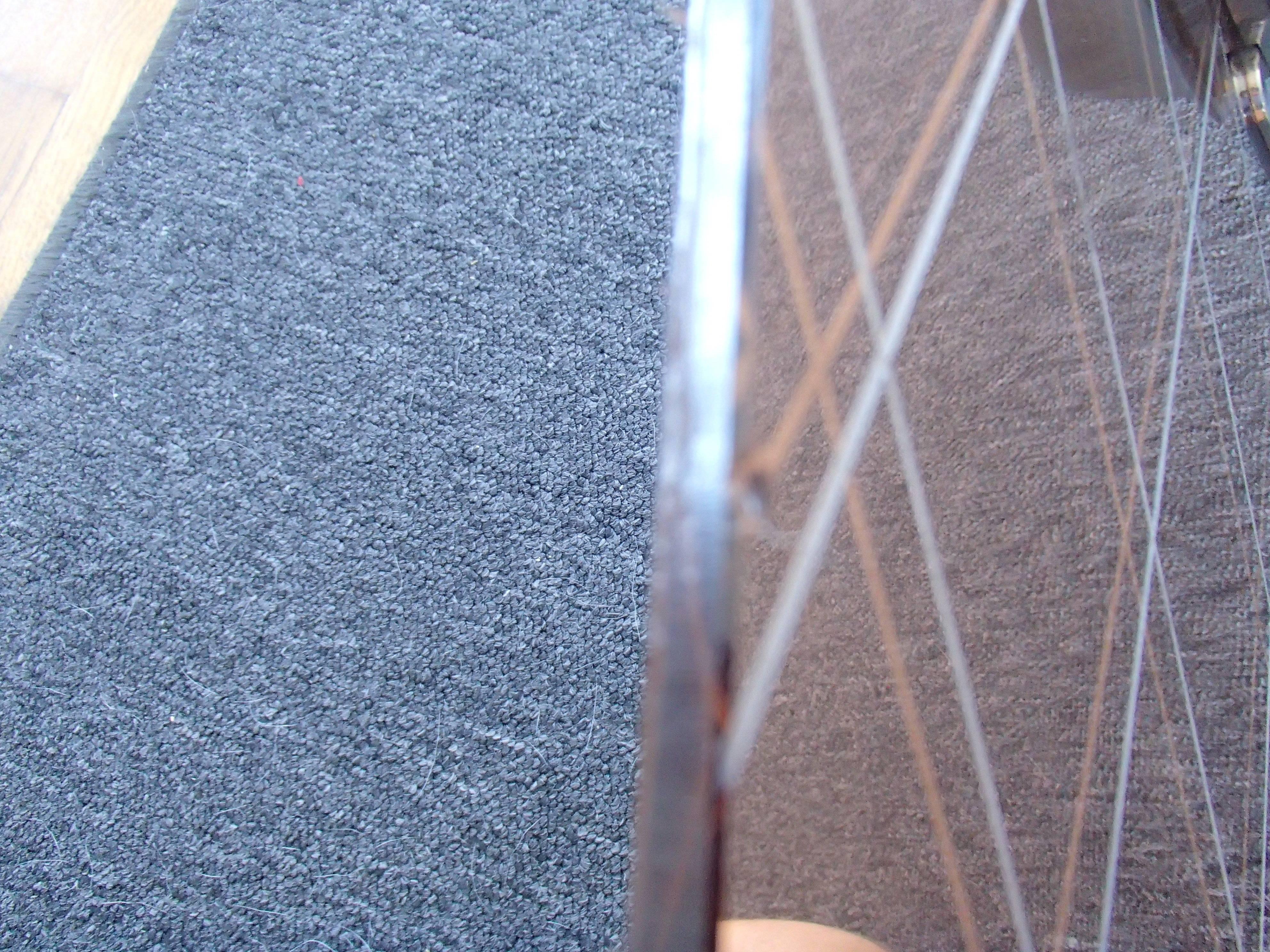 Art-déco-Serviertablett mit rosa Spiegel und gravierten Rhomboiden und Aluminiumgriffen im Angebot 6