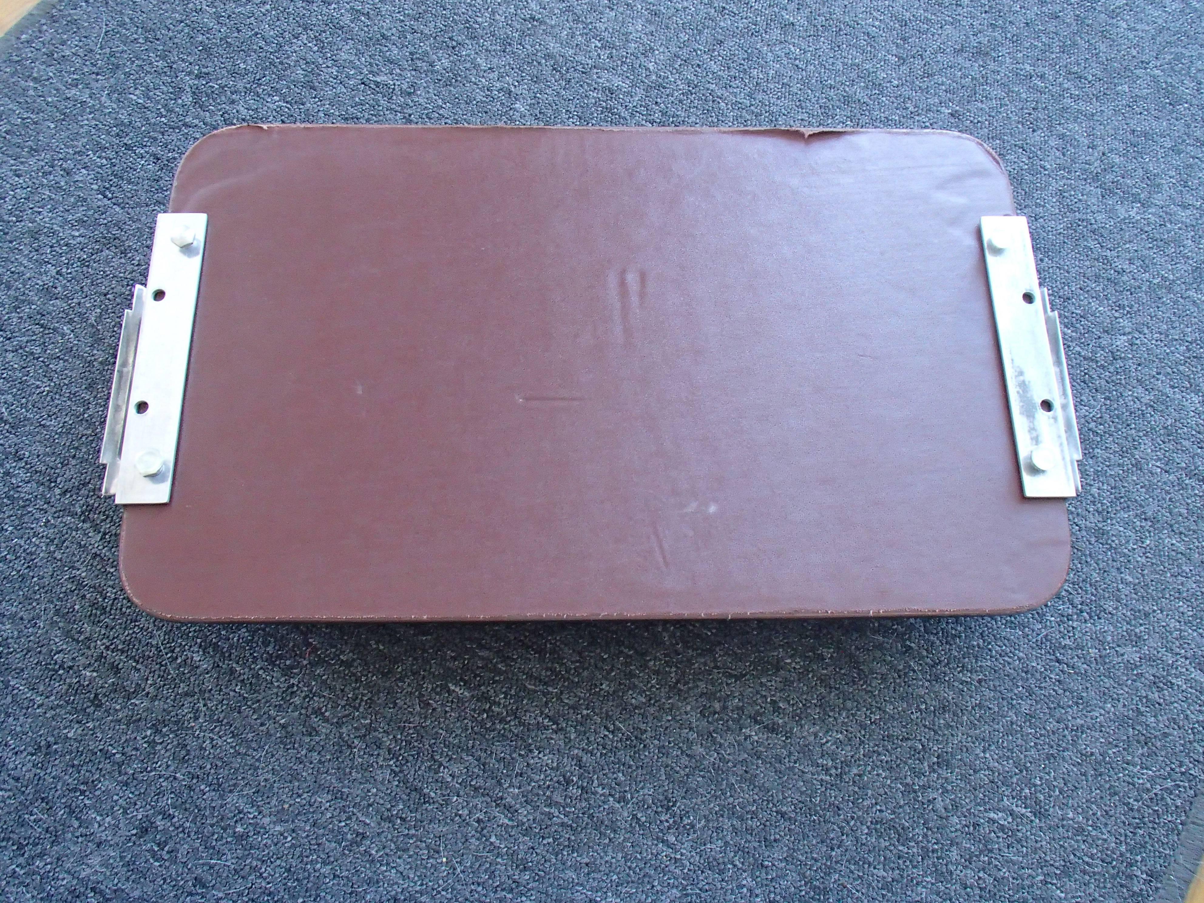 Art-déco-Serviertablett mit rosa Spiegel und gravierten Rhomboiden und Aluminiumgriffen (Französisch) im Angebot