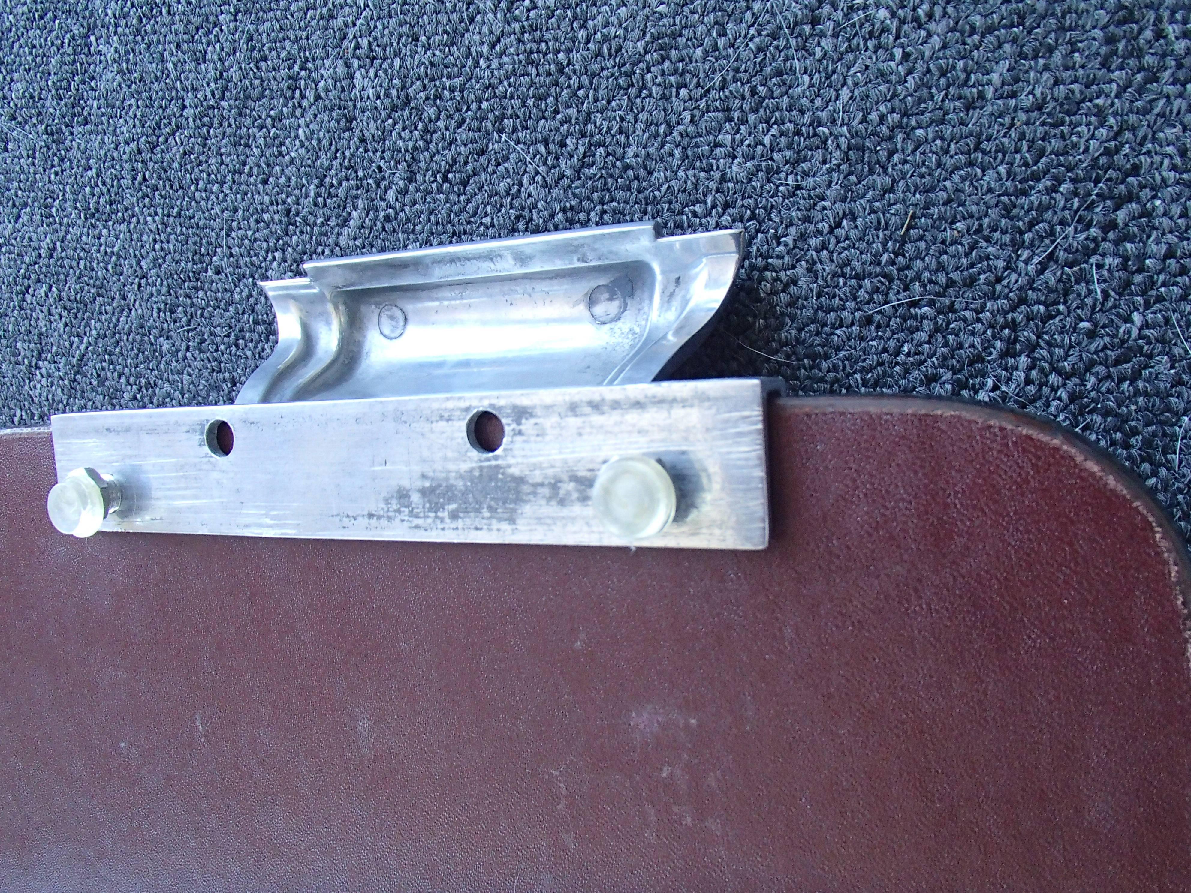 Art-déco-Serviertablett mit rosa Spiegel und gravierten Rhomboiden und Aluminiumgriffen (Geformt) im Angebot
