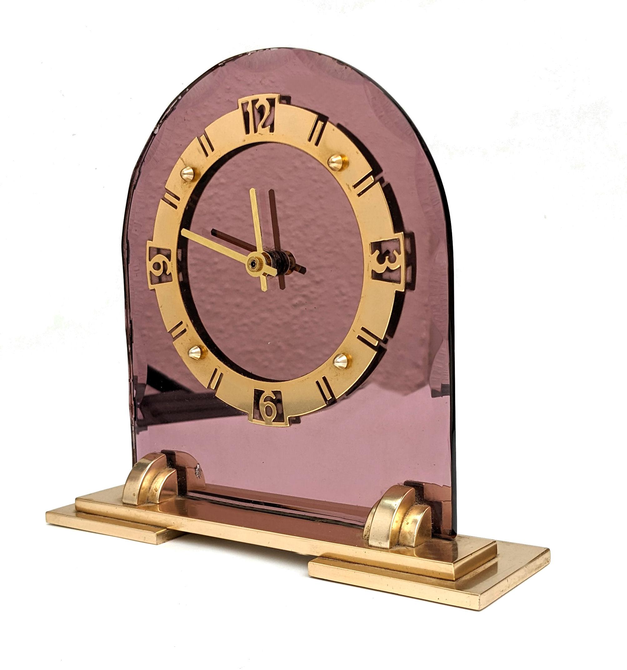Nous vous proposons cette horloge Art Déco avec miroir en verre rose. En très bon état pour son âge, cette horloge miroir de style Art Déco des années 1930 est tout à fait authentique et provient d'Angleterre. Making Works par Smith's English Clocks
