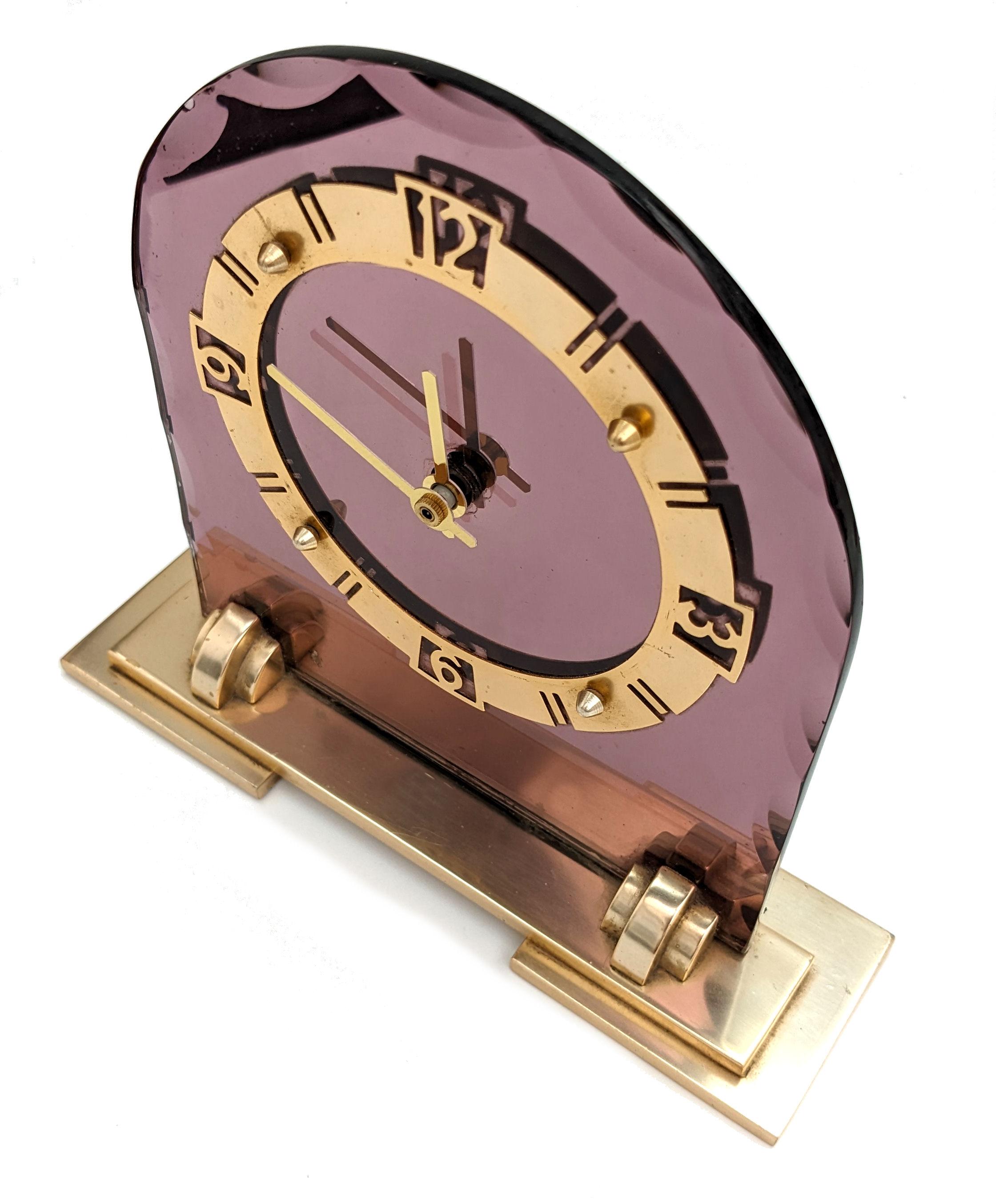 Uhr aus rosa Art-Déco-Spiegelglas und Messing, englisch, um 1930 (Englisch) im Angebot