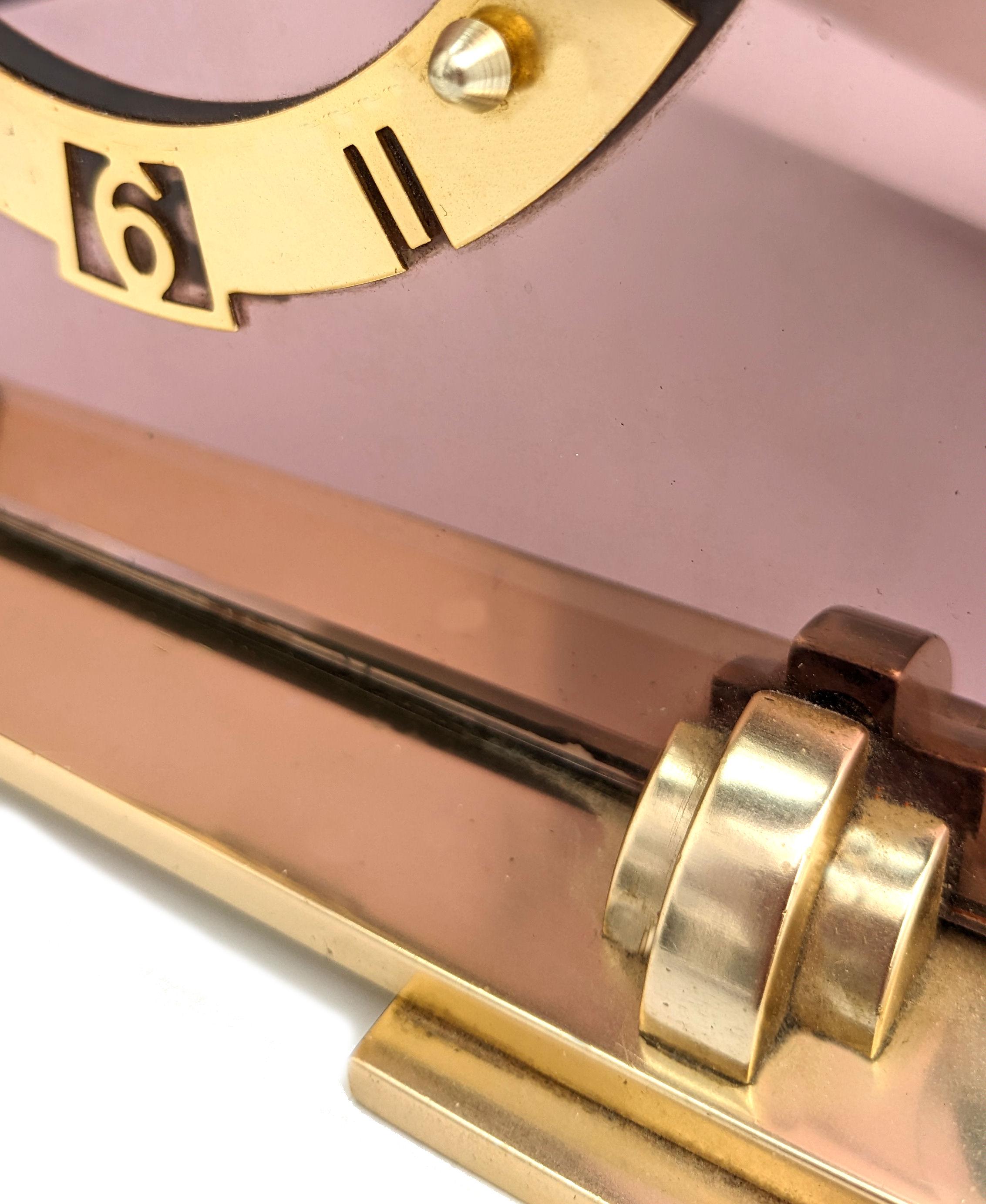 Uhr aus rosa Art-Déco-Spiegelglas und Messing, englisch, um 1930 im Zustand „Gut“ im Angebot in Devon, England