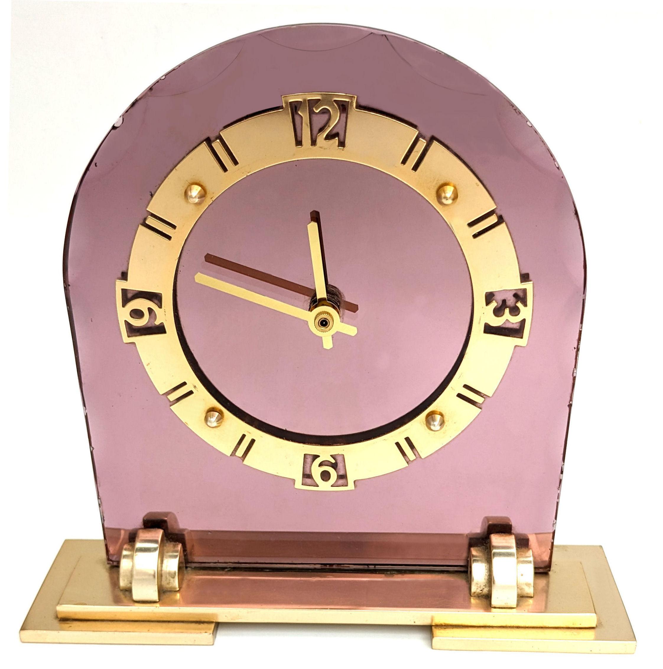 Uhr aus rosa Art-Déco-Spiegelglas und Messing, englisch, um 1930 (20. Jahrhundert) im Angebot