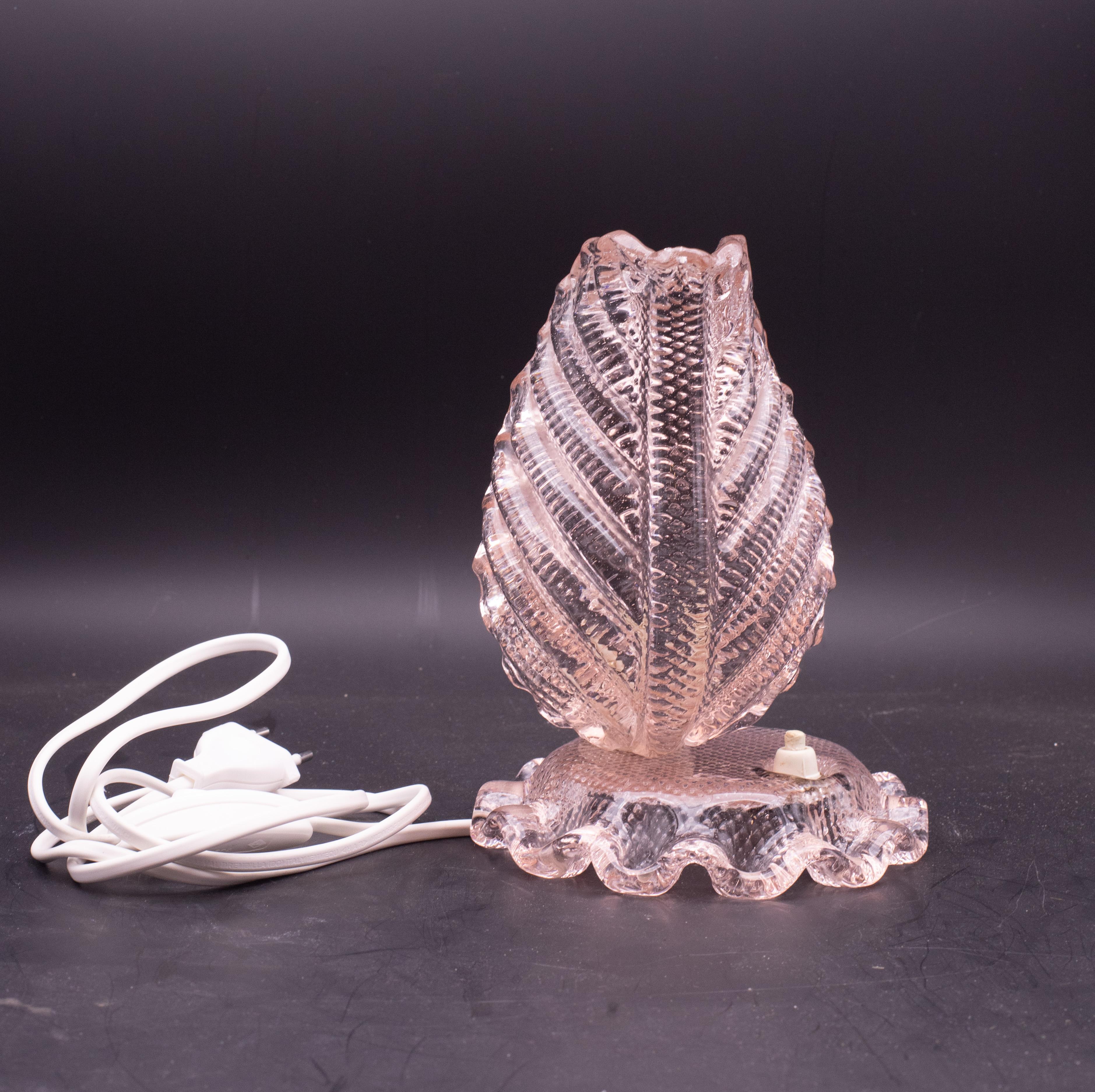 Beautiful Murano glass table lamp in rare pink color, handmade in the ancient furnaces of the prestigious Barovier & Toso brand in the 1940s. 
The lamp has 1 central light with switch placed on the glass base. It also works with LED bulbs. Exquisite