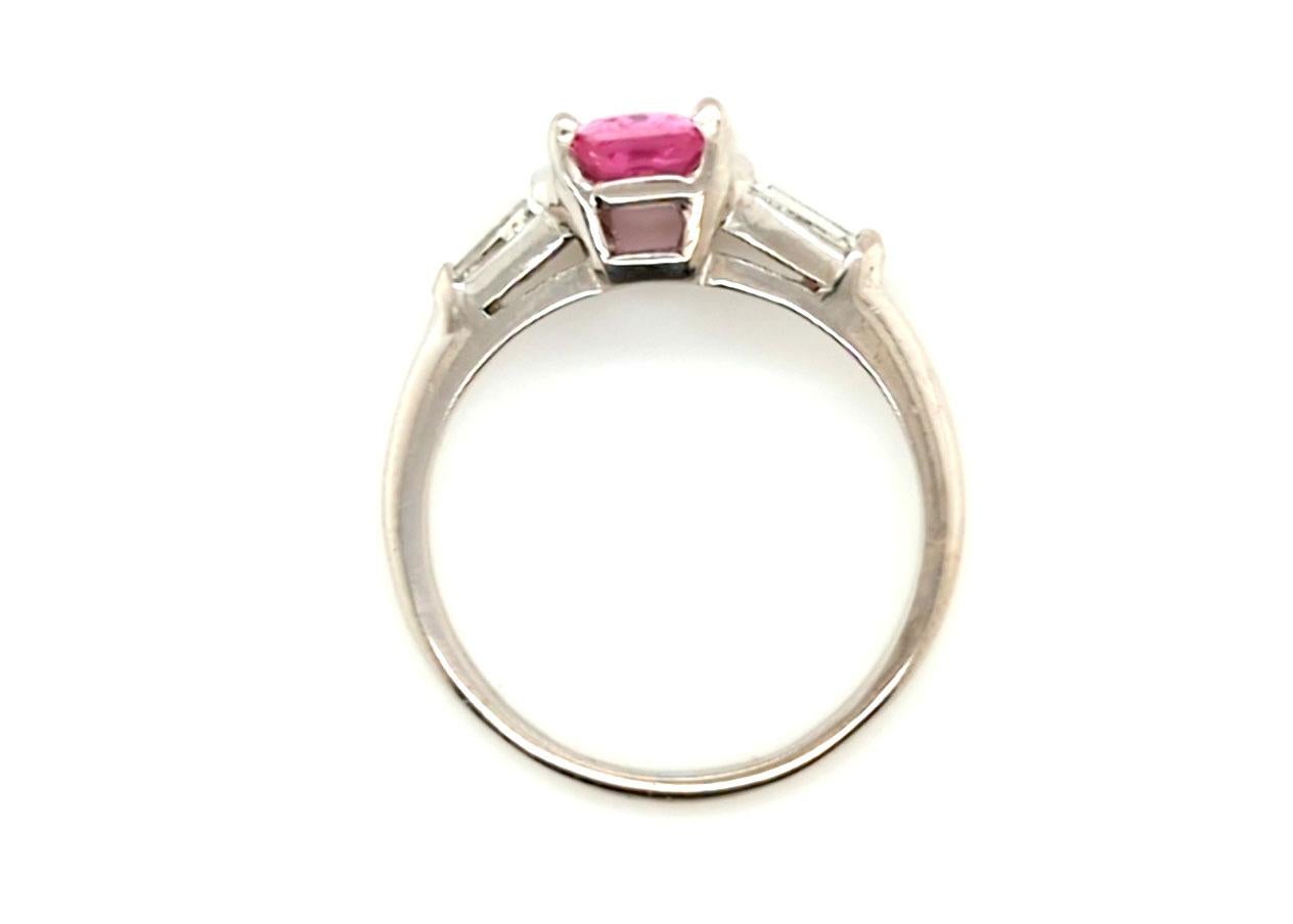Echtes Original Art Deco Antike aus den 1930er-1940er Jahren Vintage rosa Saphir Diamant 1,57ct Platin Verlobungsring



Verfügt über eine atemberaubende 1,17ct Echt Natürliche Smaragd Schliff Rosa Saphir Edelstein Center

Zwei echte, natürlich