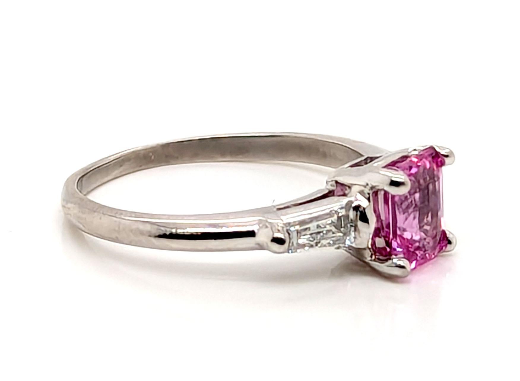 Verlobungsring aus 1,57 Karat Platin mit rosa Saphir und Diamant im Art déco-Stil  1930-1940 (Smaragdschliff)