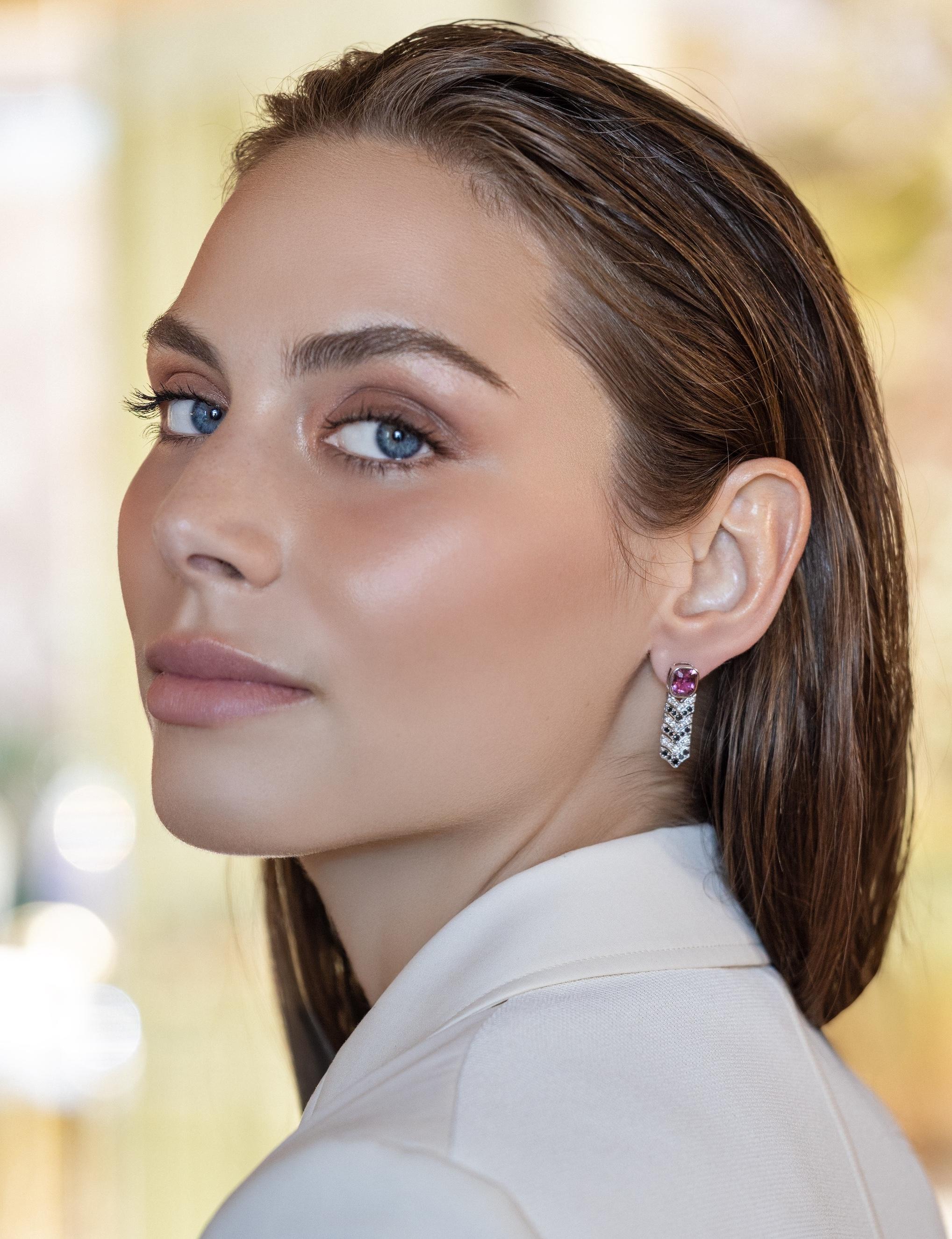 Orecchini pendenti in stile Art Déco con 3,68 carati di Pink Spinels, 0,60 carati di Black Diamonds e 0,59 carati di White Diamonds incastonati in oro bianco 18 carati. Gli orecchini sono completamente articolati e si muovono come onde insieme a chi