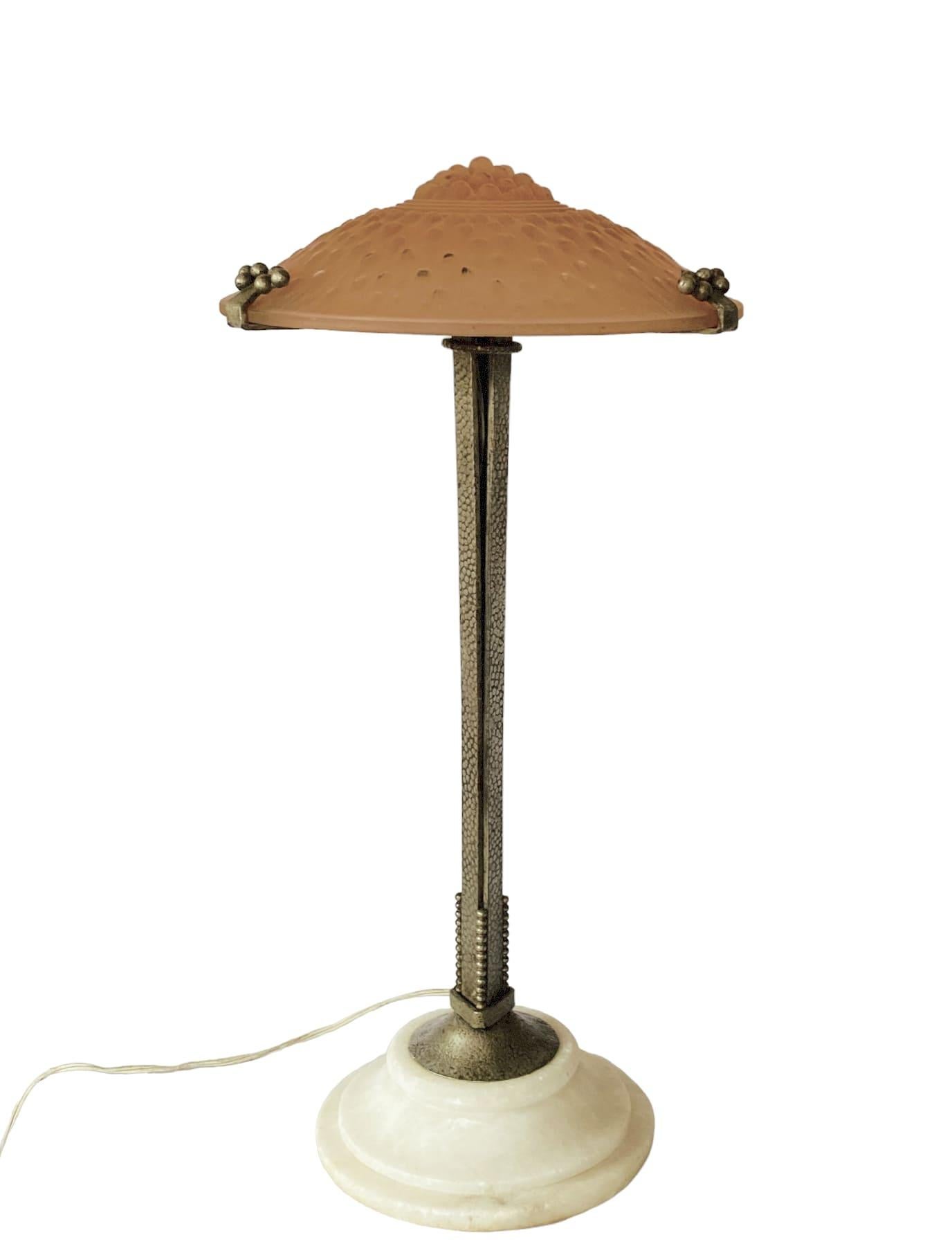 Monumental rare Art Deco table lamp.

Muller Freres Luneville, France, circa 1920s

attributed to Edgar Brandt

Bubbles decorations on pink glass. Hand decorated iron. Important alabaster base.

Signed “Muller Freres Luneville”

Measures :