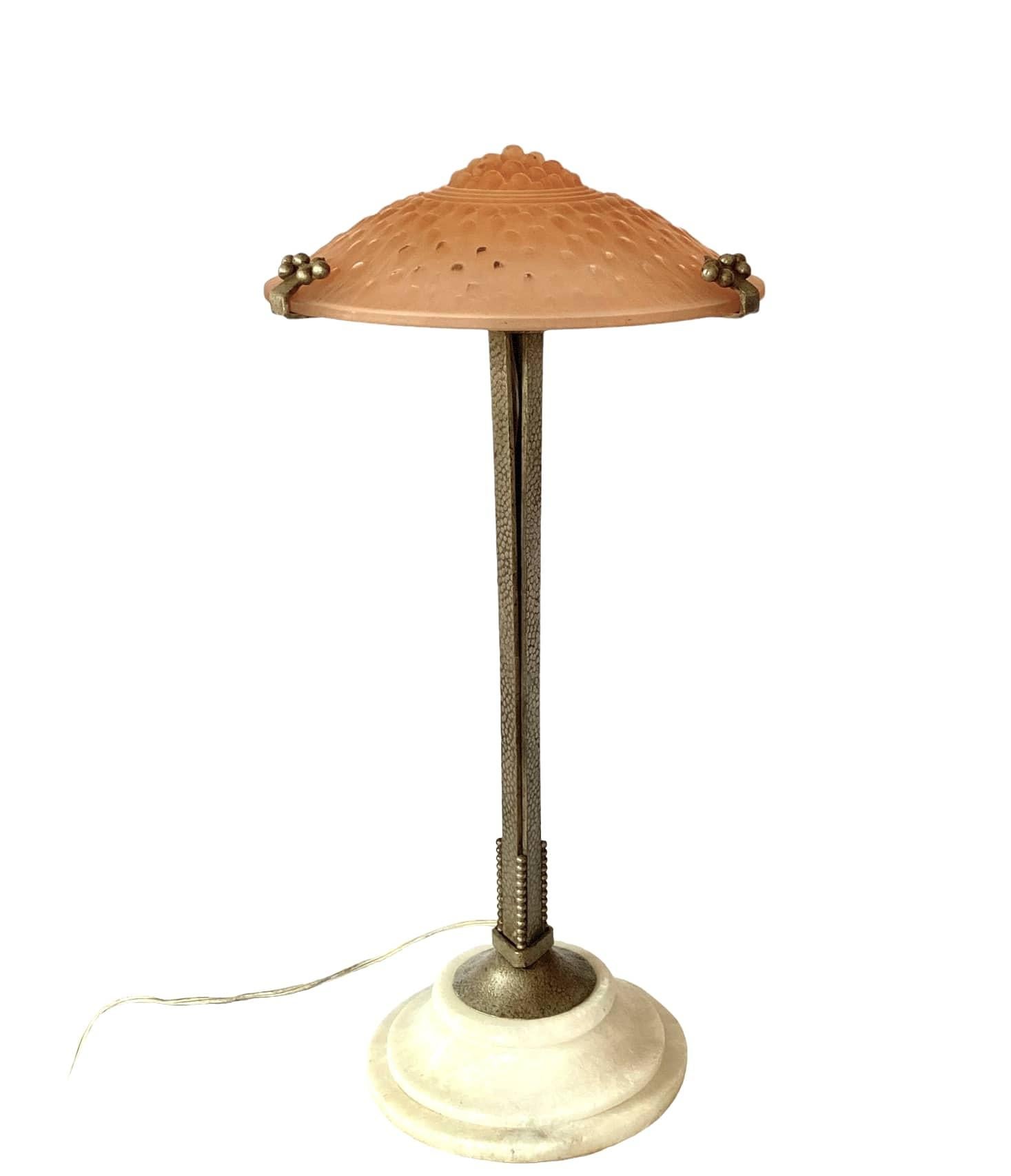 Art Deco Pink Table Lamp Attrib. to Edgar Brandt, Muller Freres Luneville, 1930 In Excellent Condition For Sale In Firenze, IT