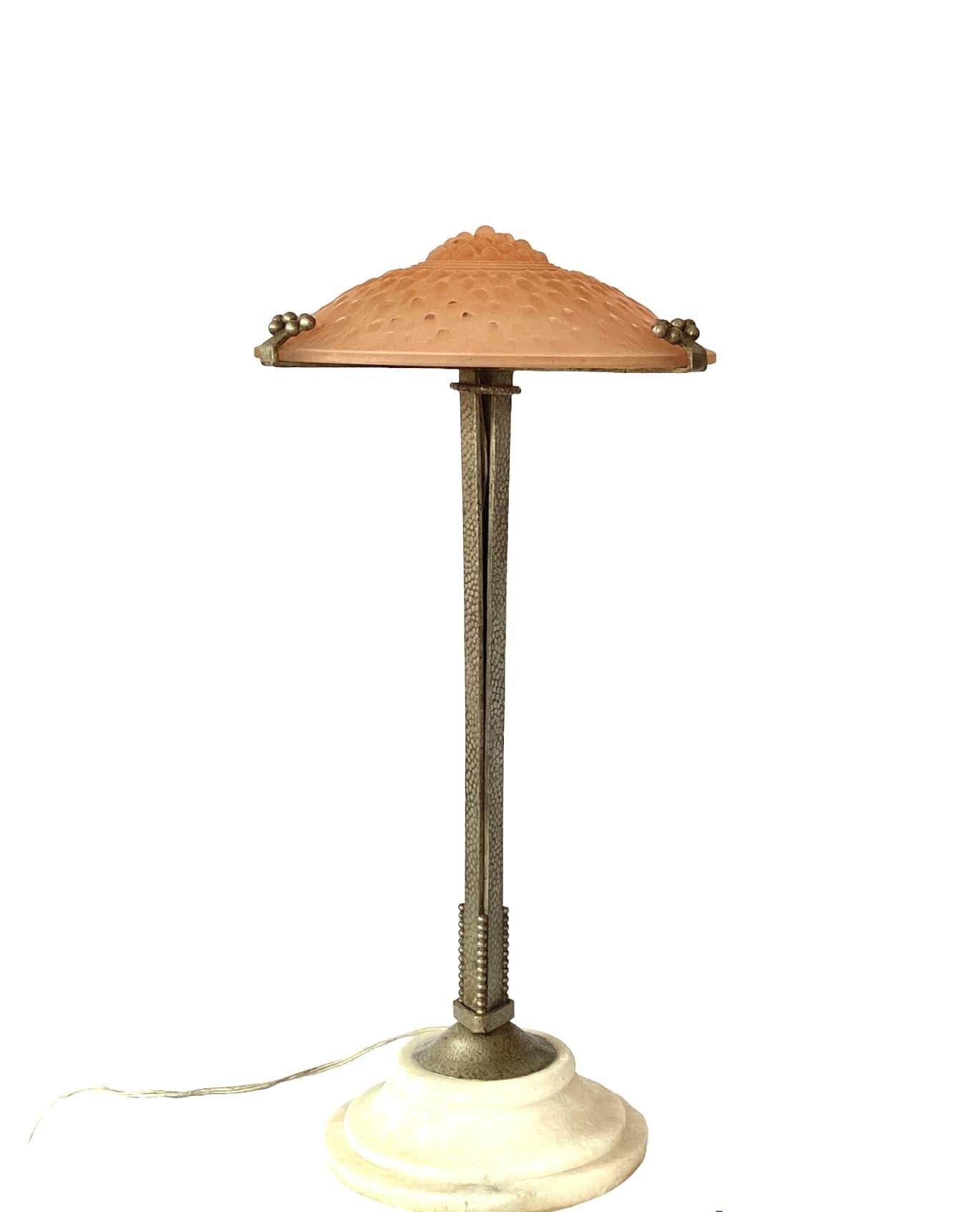 Mid-20th Century Art Deco Pink Table Lamp Attrib. to Edgar Brandt, Muller Freres Luneville, 1930 For Sale