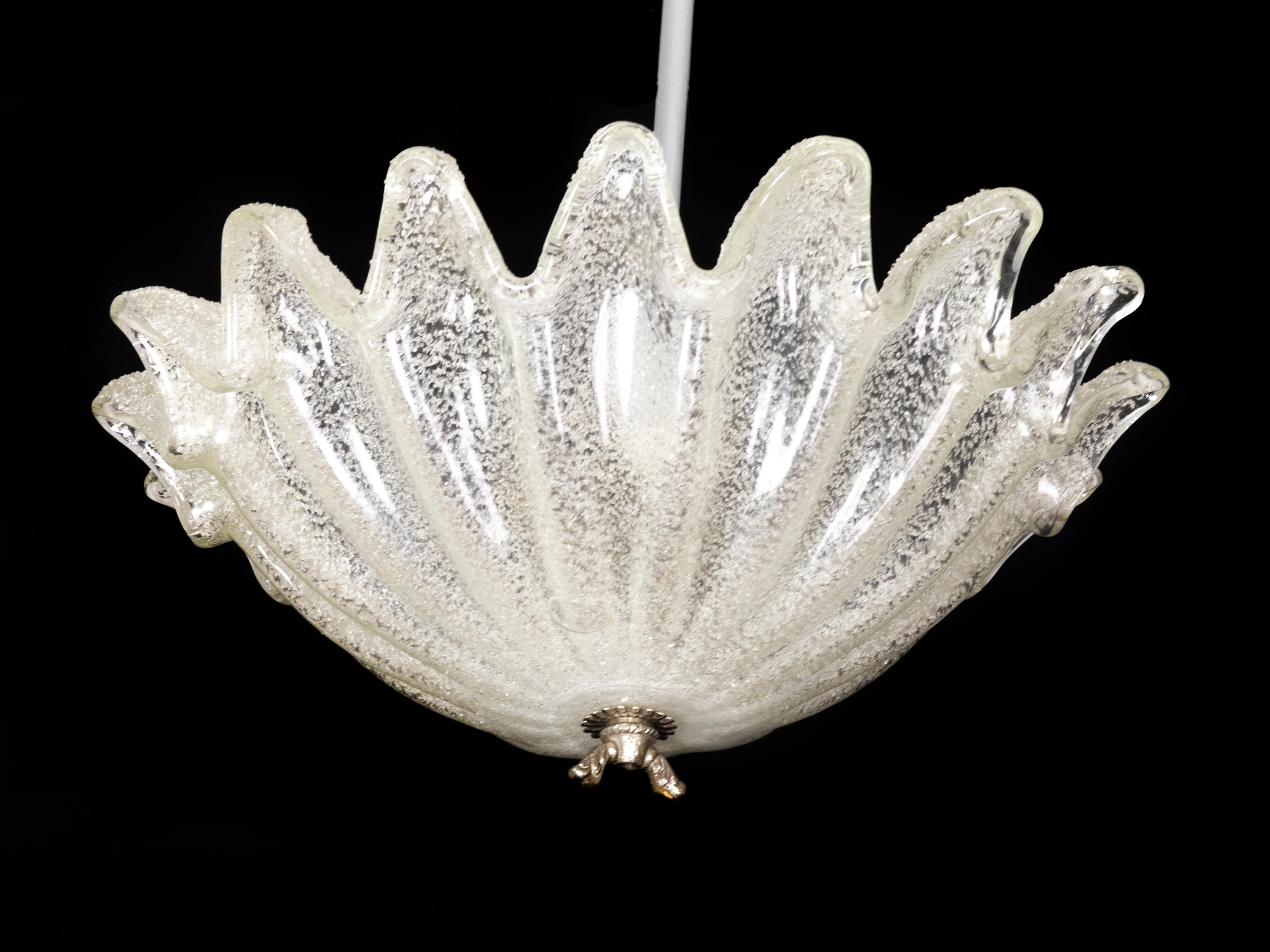 Dieser verchromte Plafond-Kronleuchter im Art-Déco-Stil besitzt einen durchscheinenden Glasschirm im Murano-Stil, der von einer designten Blattkuppel gekrönt wird und zeitlose Eleganz ausstrahlt. 
Die zentrale Leuchte hängt elegant an einem