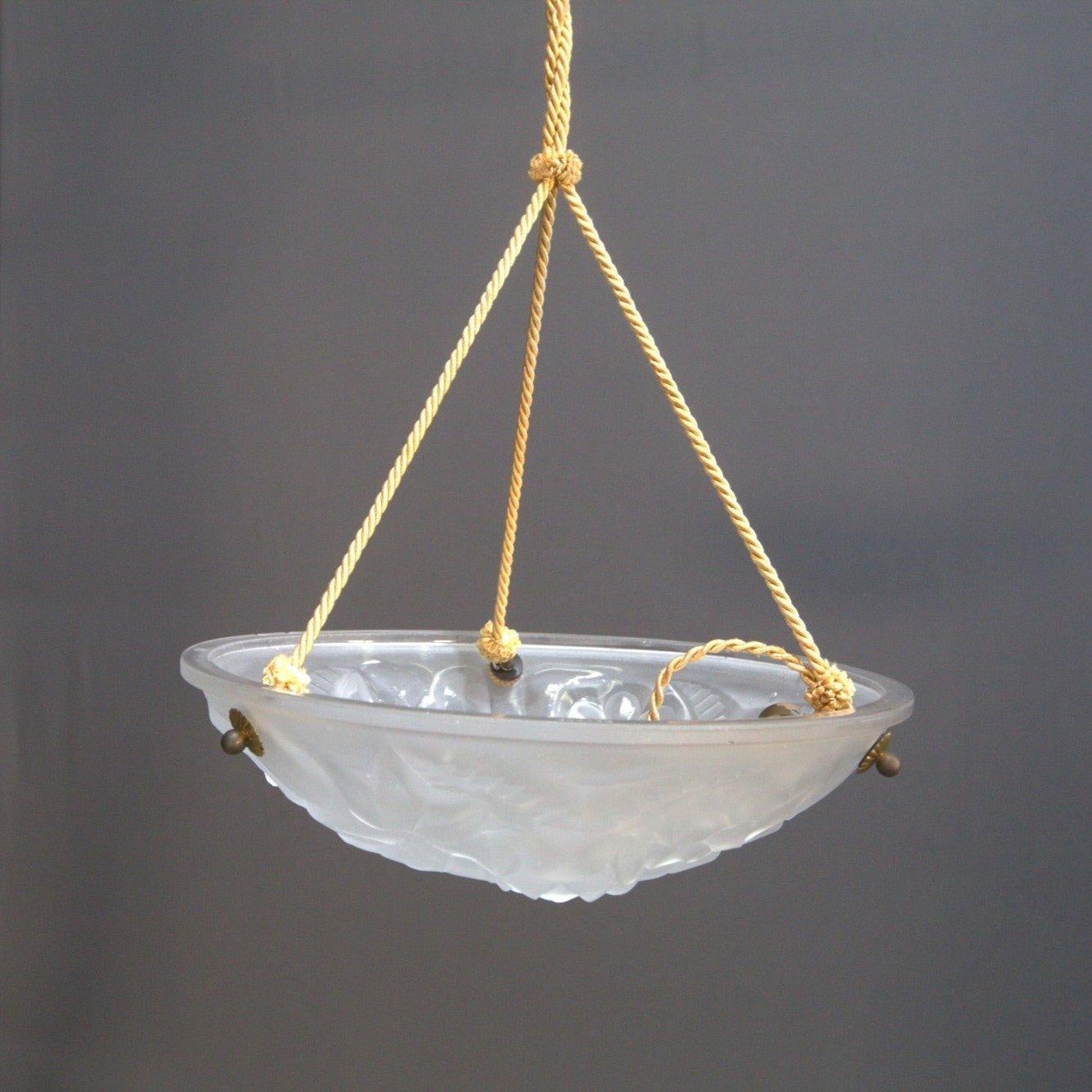 Voici le Plafonnier Art Déco, un ajout étonnant à tout intérieur sophistiqué. Fabriqué avec la plus grande attention aux détails, ce plafonnier exquis arbore un design Art déco intemporel. Ses lignes épurées et ses formes géométriques sont
