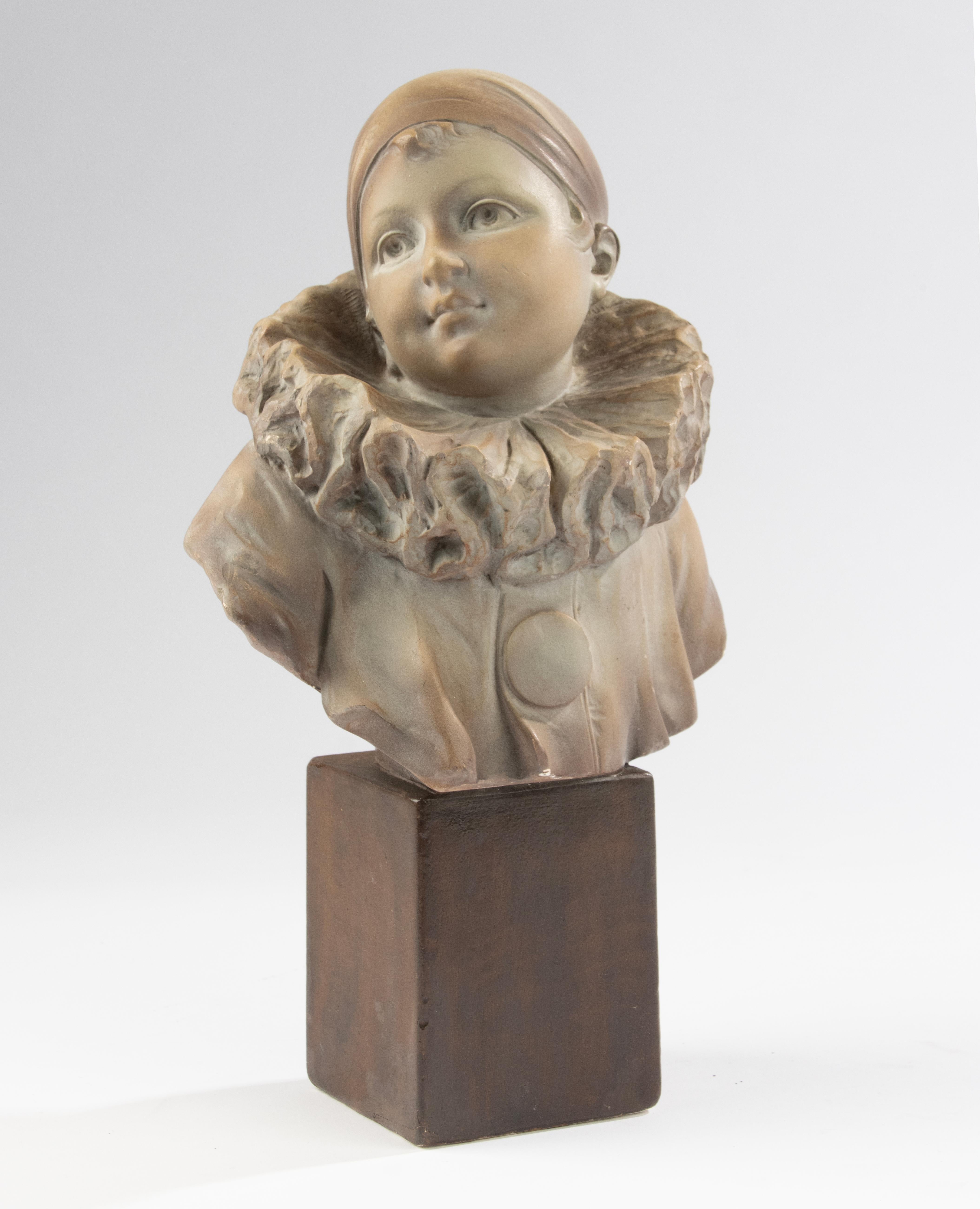 Italiano Busto in gesso di un giovane Pierrot in stile Art Déco -  Giuseppe Carli in vendita