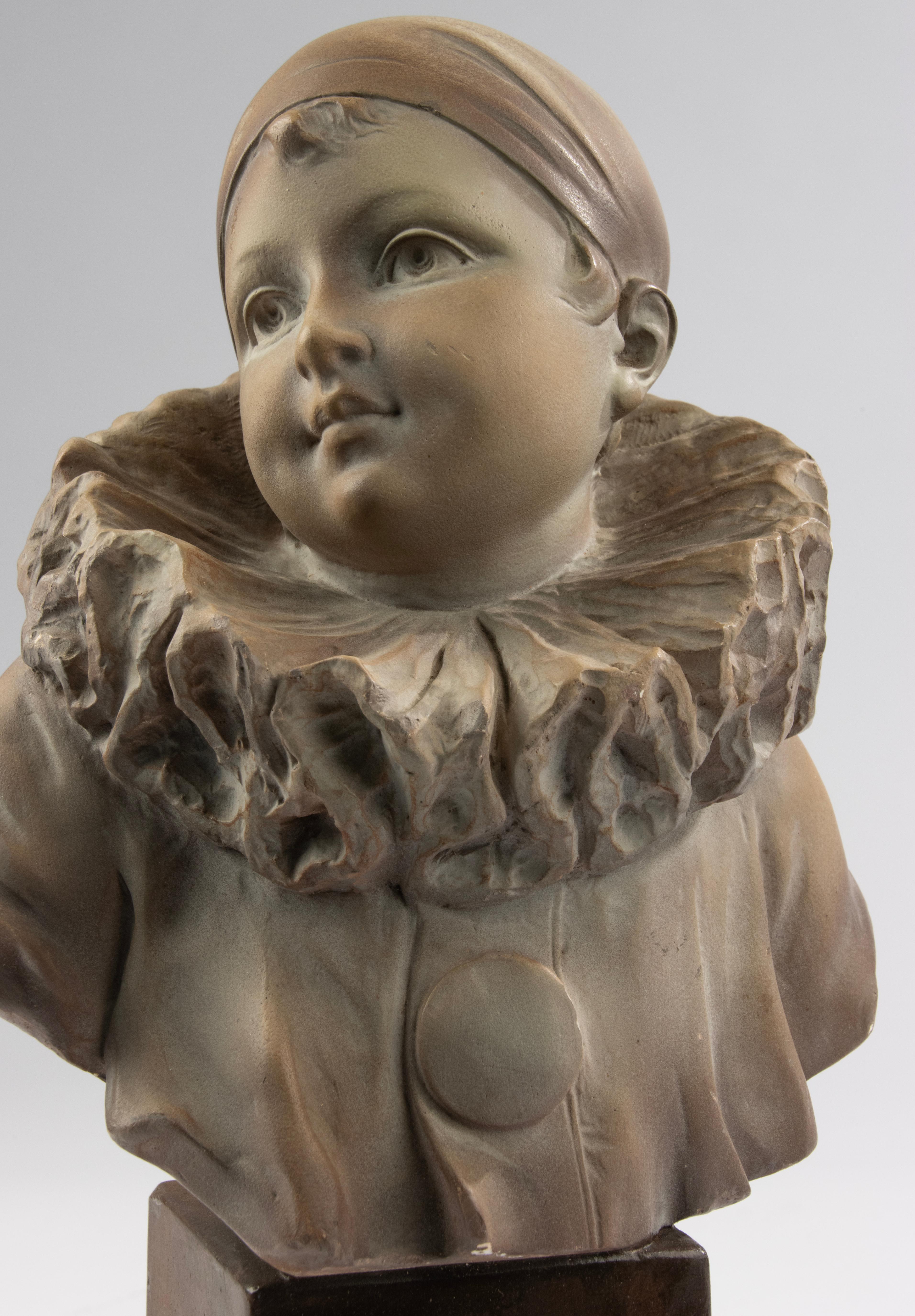 Busto in gesso di un giovane Pierrot in stile Art Déco -  Giuseppe Carli In condizioni buone in vendita a Casteren, Noord-Brabant