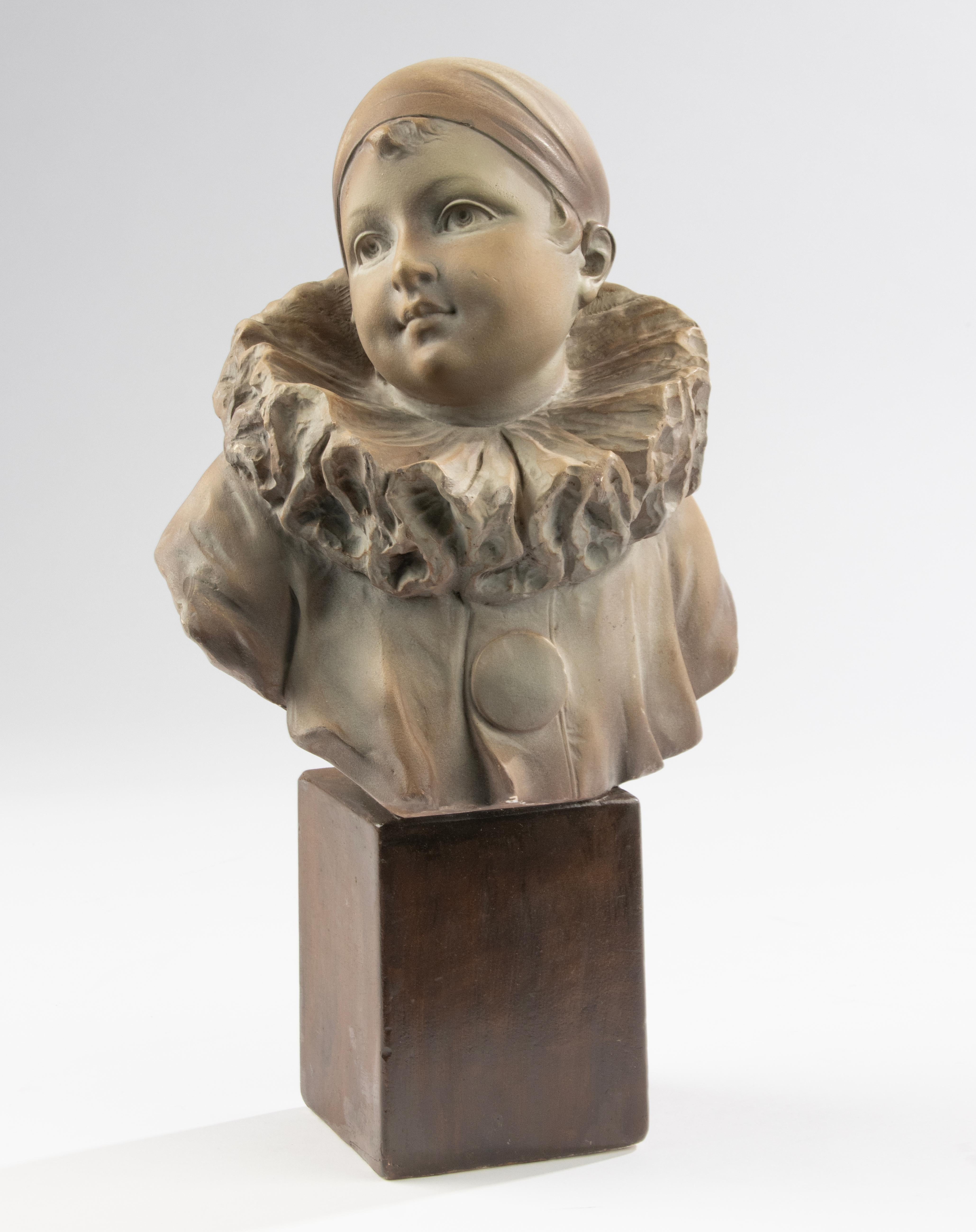 Inizio XX secolo Busto in gesso di un giovane Pierrot in stile Art Déco -  Giuseppe Carli in vendita