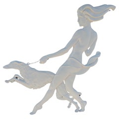 Gipsrelief einer Frau im Art déco-Stil mit einer Installation in einem Schaufenster mit Windhundmuster aus Gips 