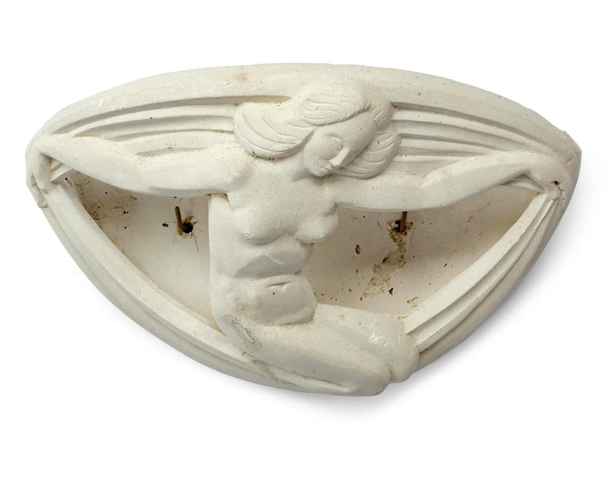 LAVORO ART DÉCO
Applicazione in gesso decorata con un nano che regge dei drappi.
Intorno al 1930-1940
non elettrificato