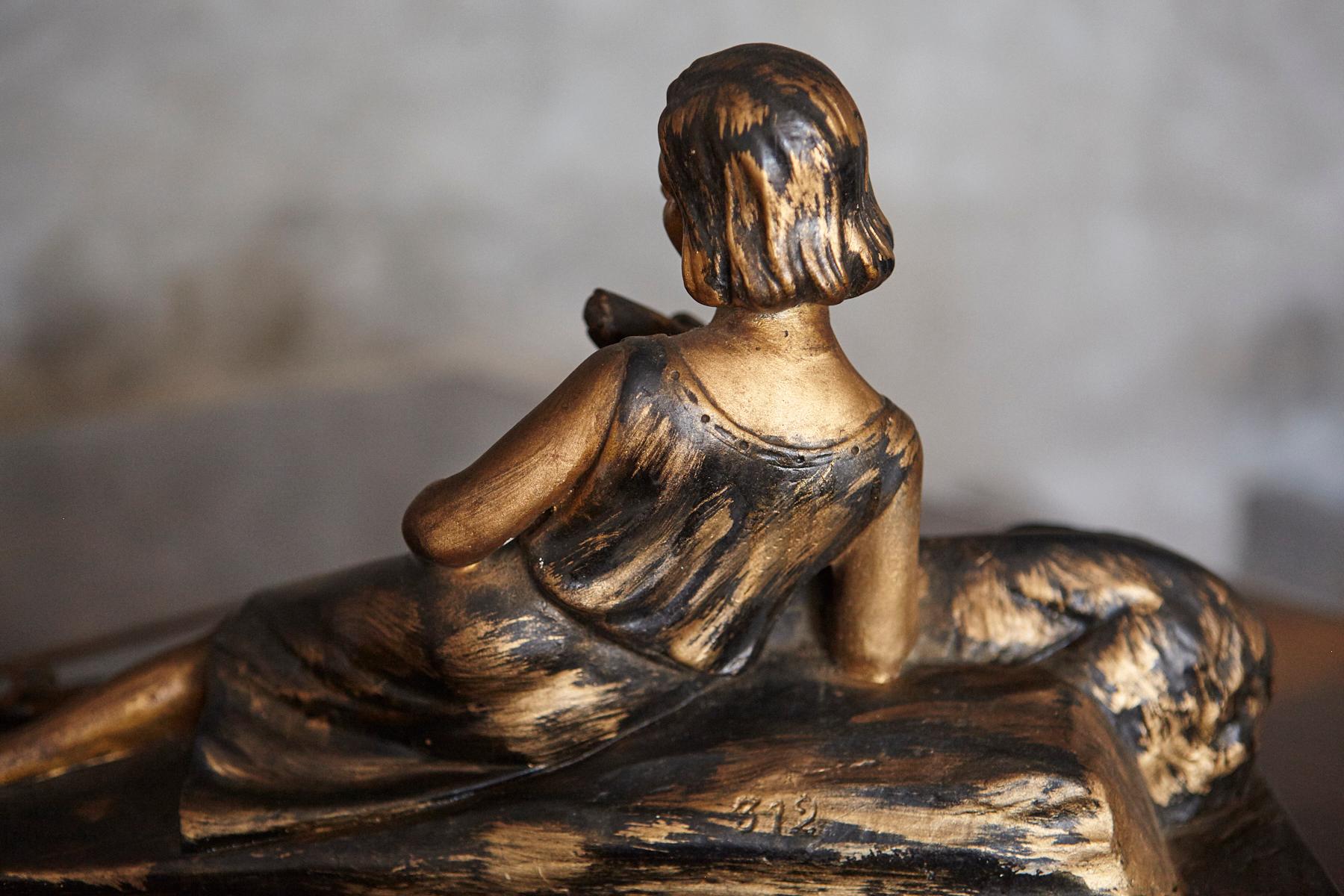 Scultura in gesso Art Déco di una donna con cane in vendita 3