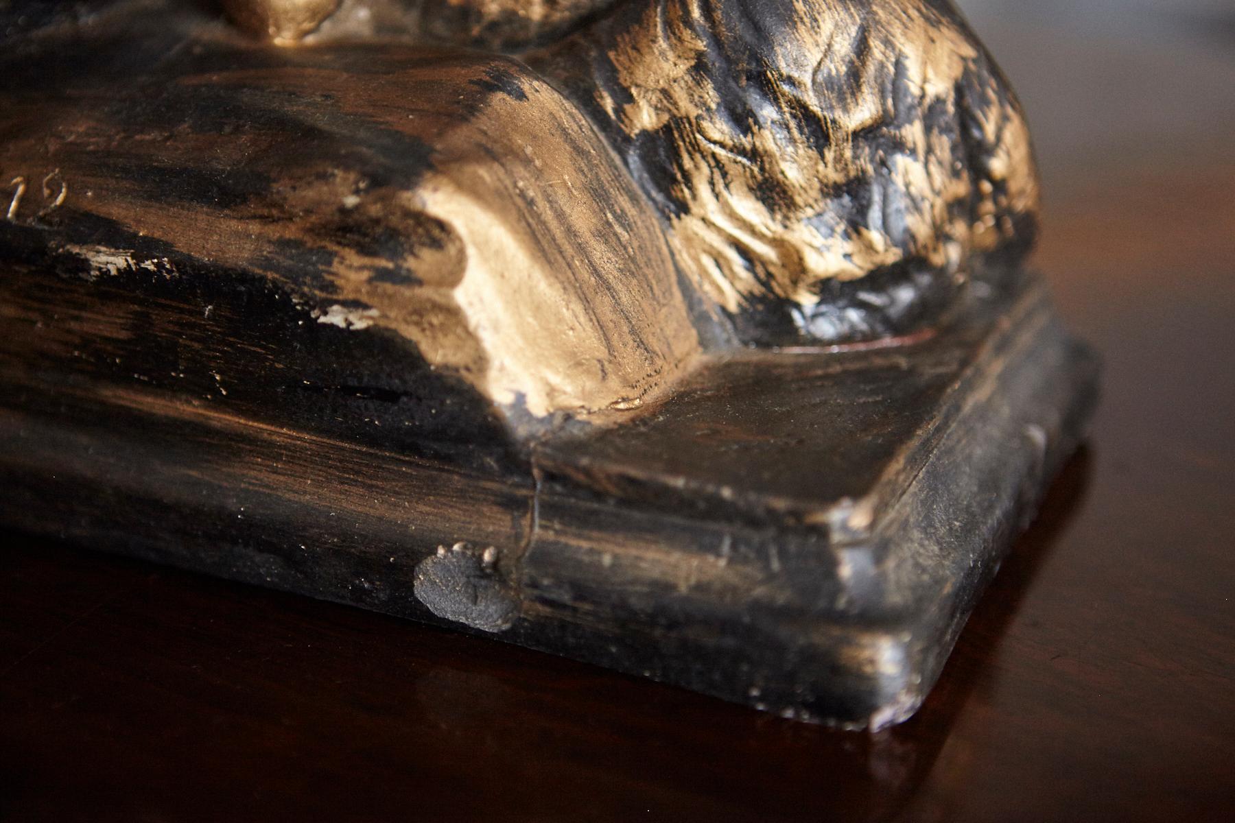 Scultura in gesso Art Déco di una donna con cane in vendita 5