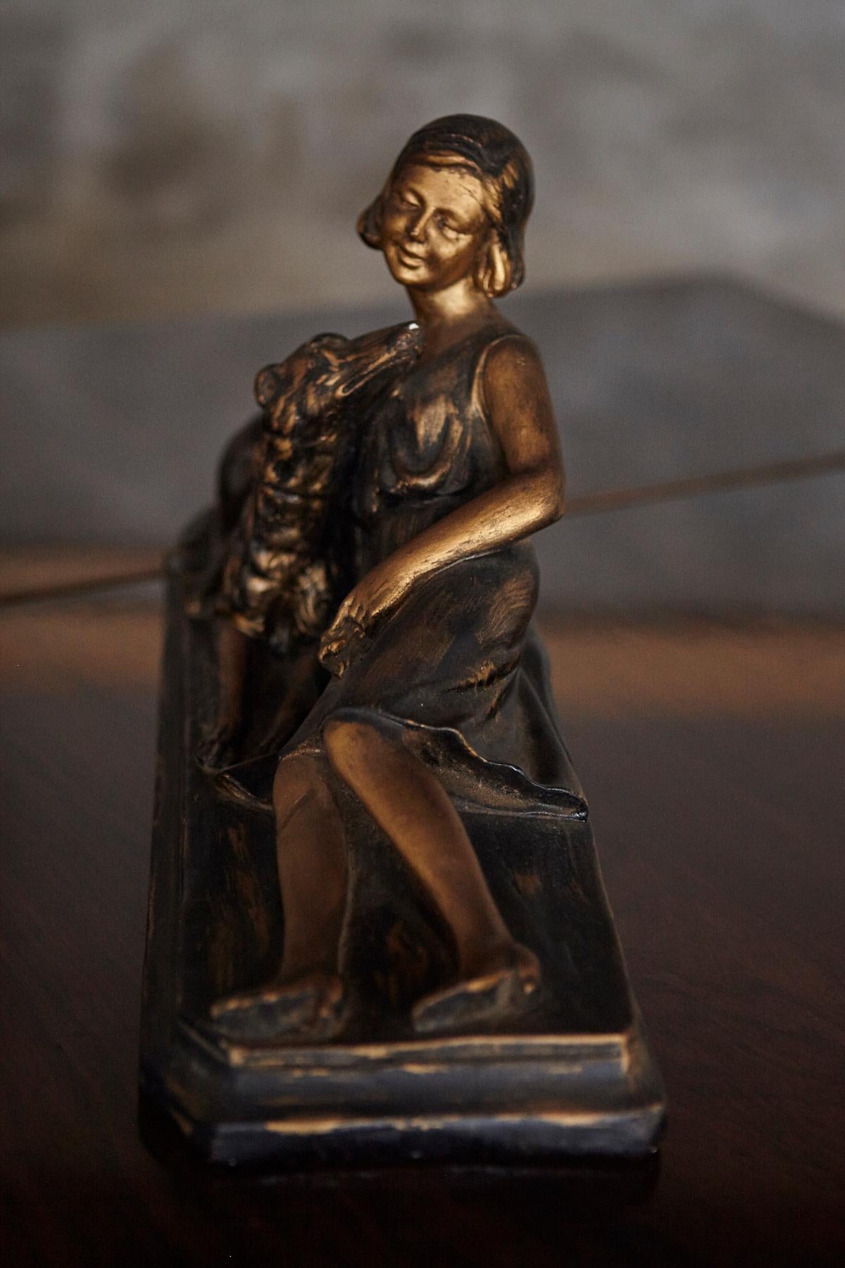 Scultura in gesso Art Déco di una donna con cane in vendita 8