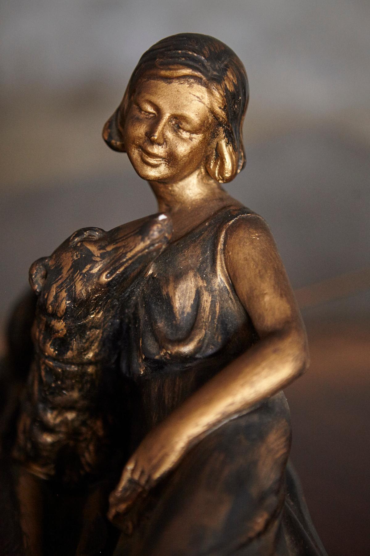 Scultura in gesso Art Déco di una donna con cane in vendita 9