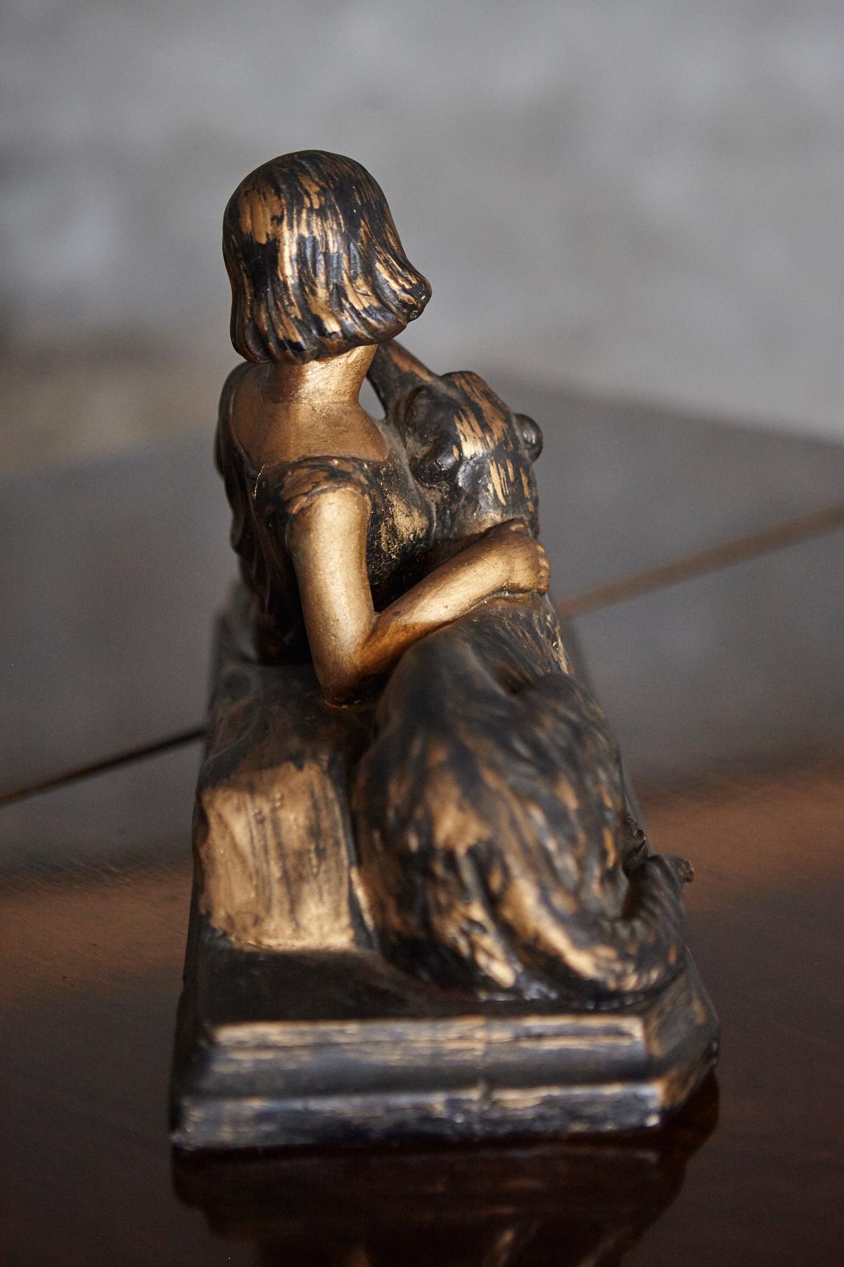 Scultura in gesso Art Déco di una donna con cane in vendita 10