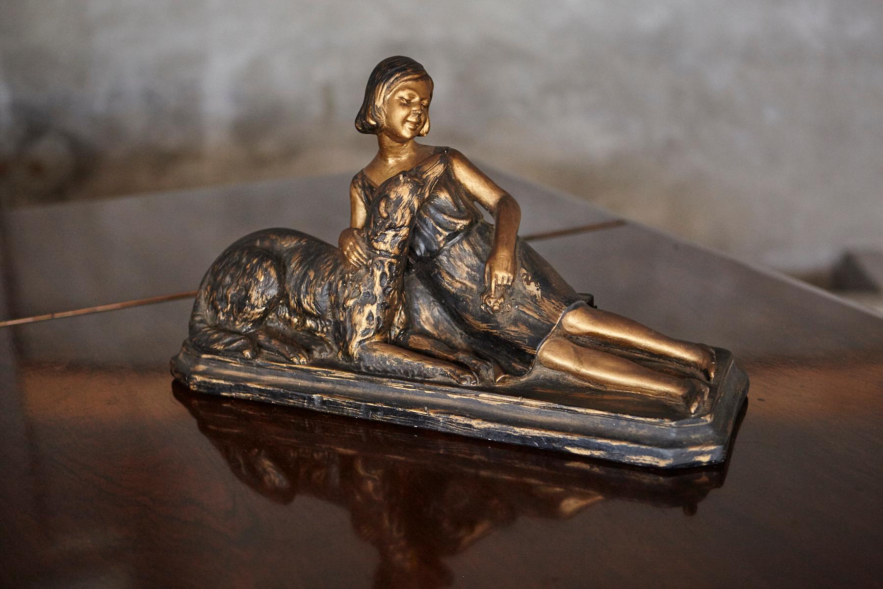 Francese Scultura in gesso Art Déco di una donna con cane in vendita