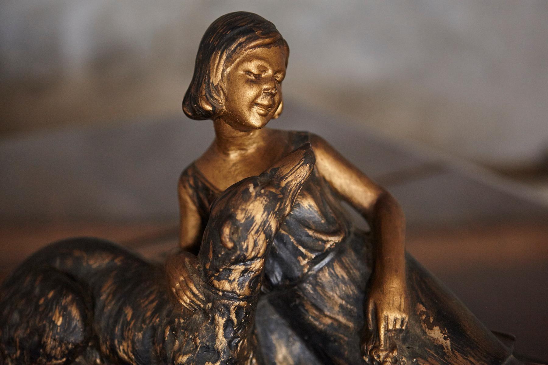 Dipinto a mano Scultura in gesso Art Déco di una donna con cane in vendita