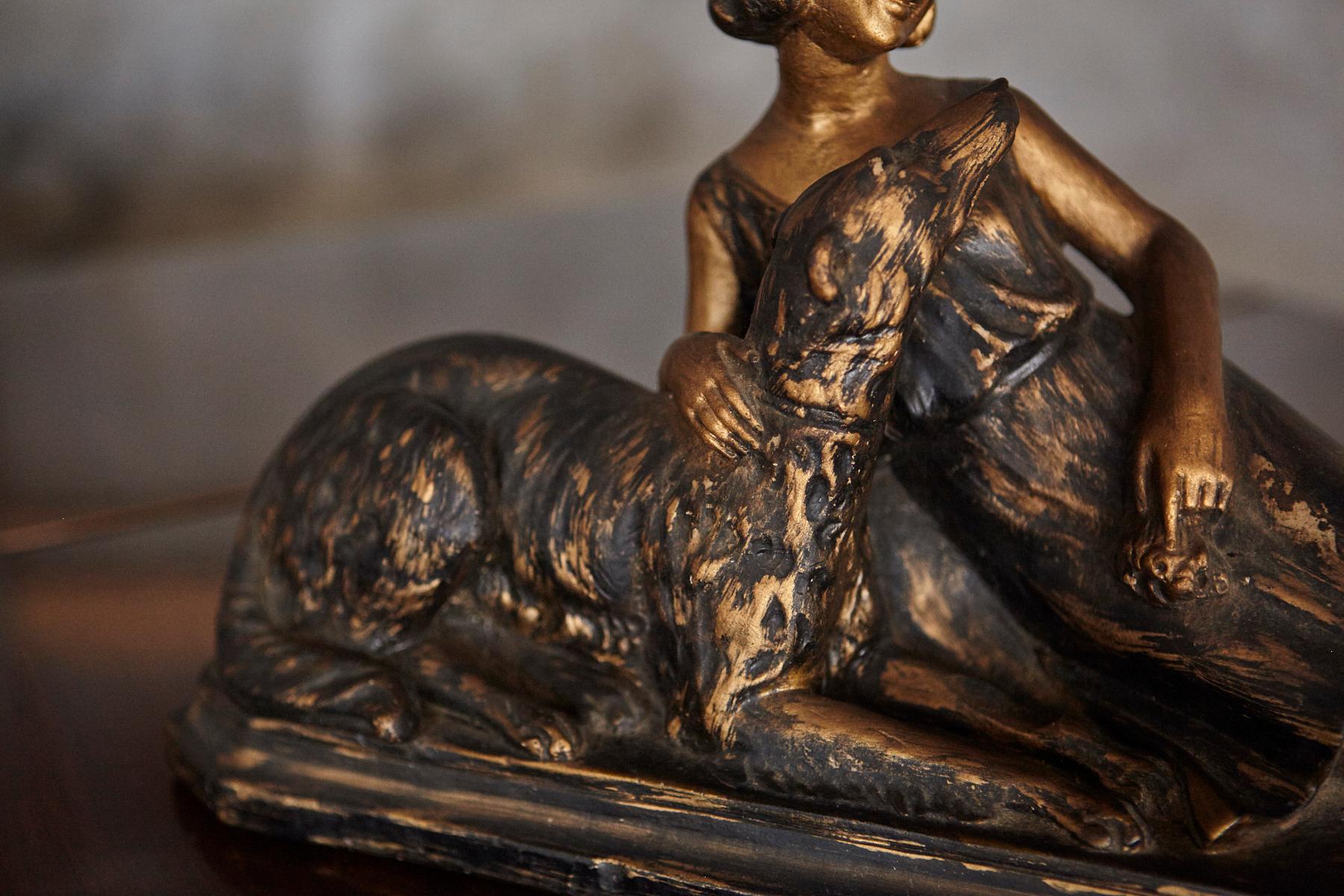 Scultura in gesso Art Déco di una donna con cane In condizioni buone in vendita a Aramits, Nouvelle-Aquitaine