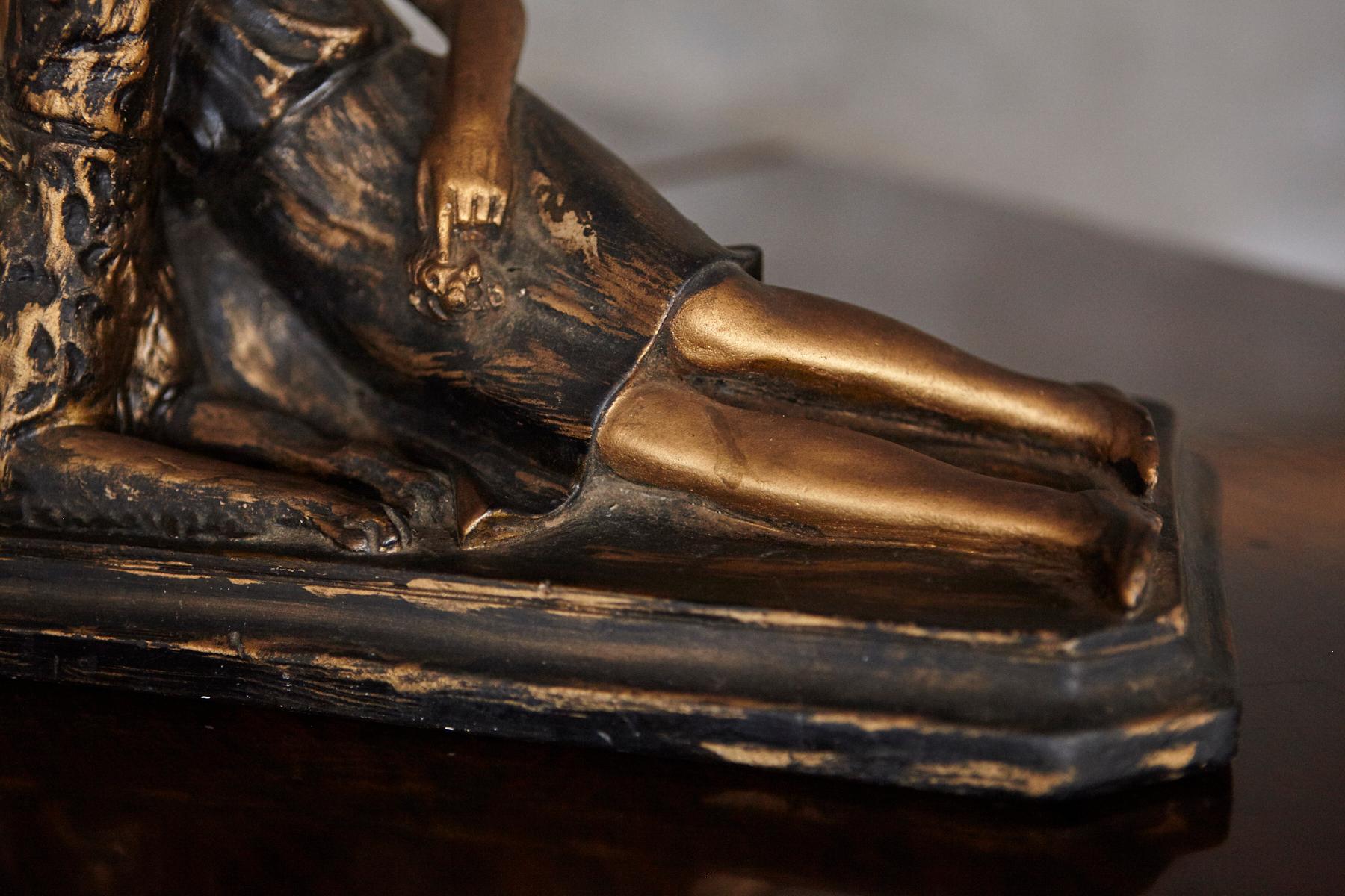 Metà XX secolo Scultura in gesso Art Déco di una donna con cane in vendita