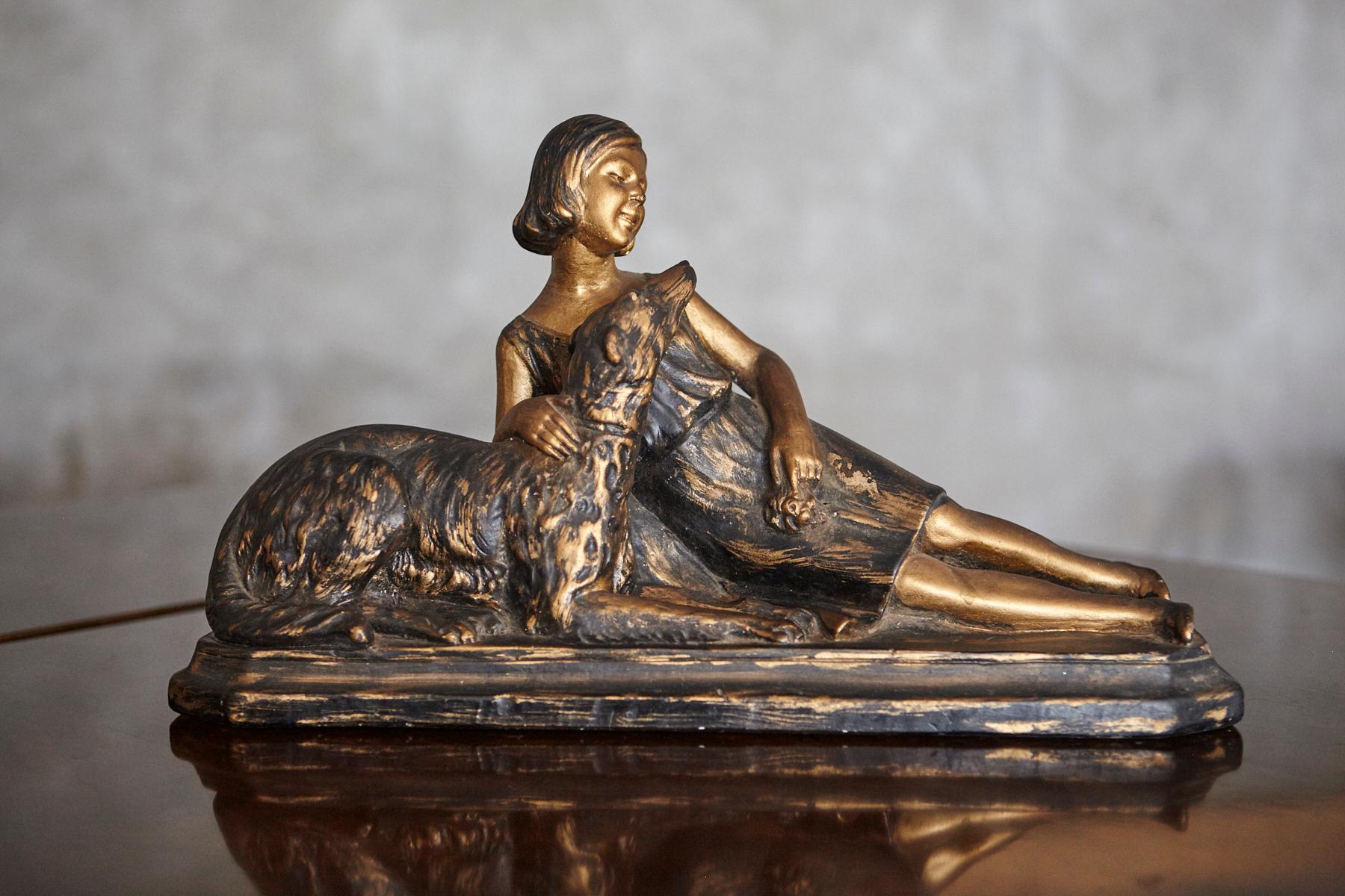 Intonaco Scultura in gesso Art Déco di una donna con cane in vendita