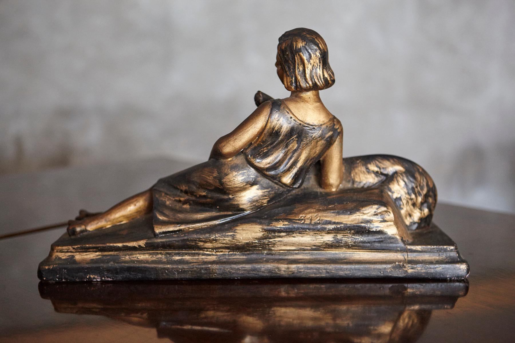 Scultura in gesso Art Déco di una donna con cane in vendita 1