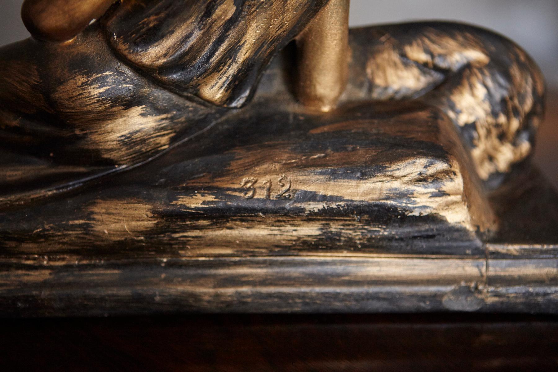 Scultura in gesso Art Déco di una donna con cane in vendita 2