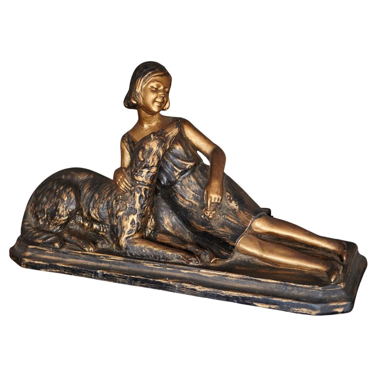 Scultura in gesso Art Déco di una donna con cane in vendita