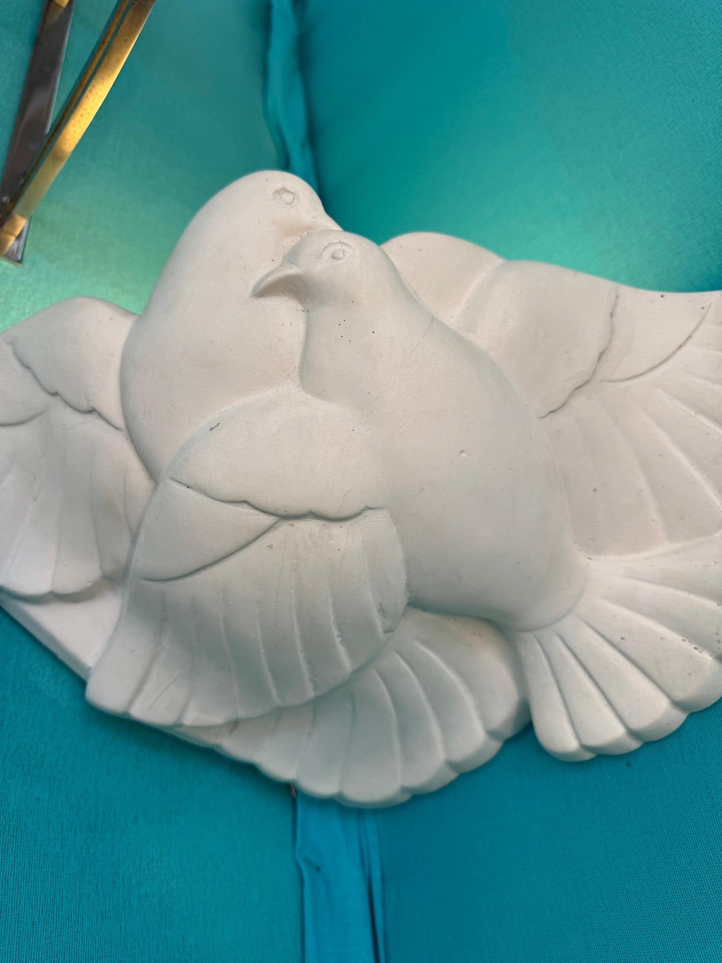 Applique angolare in gesso bianco decorato con due colombe.

Rara applique angolare in gesso con motivo a rilievo di due colombe intrecciate. Questa lampada da parete scultorea è in stile Art Déco ed è stata realizzata intorno agli anni '30 o