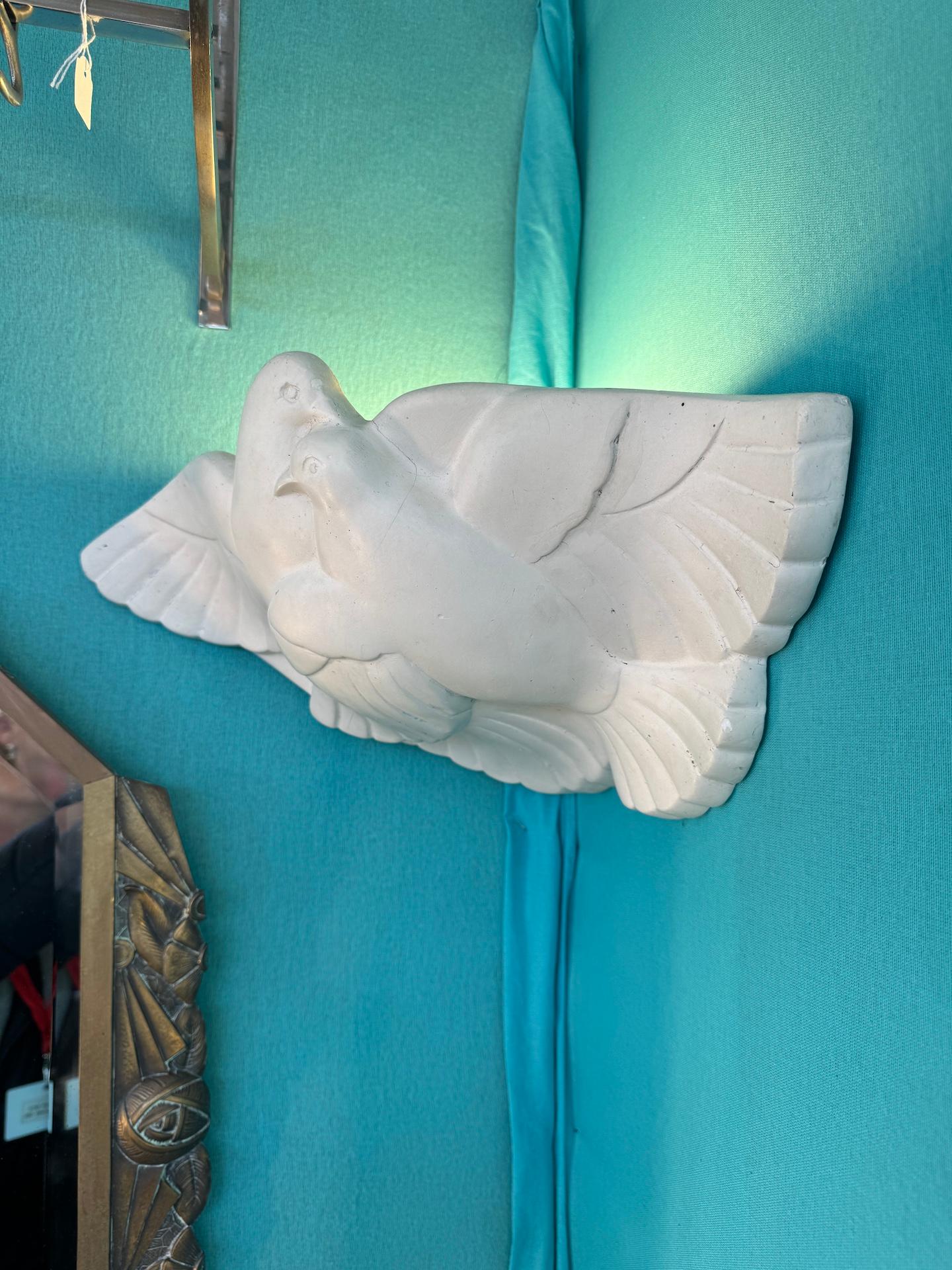 Art Déco Applique in gesso Art Decor decorata con una coppia di colombe in vendita