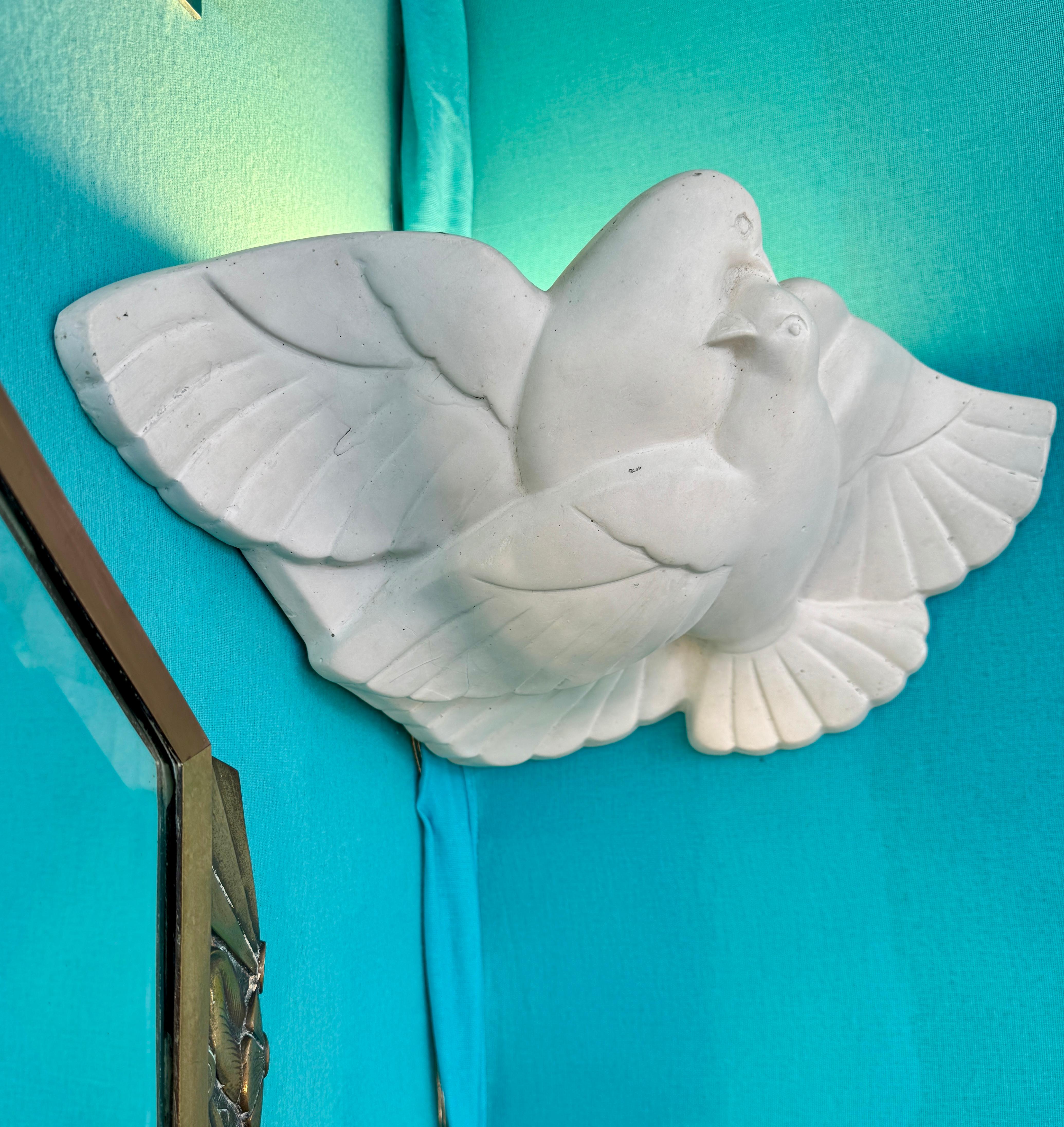 Intonaco Applique in gesso Art Decor decorata con una coppia di colombe in vendita