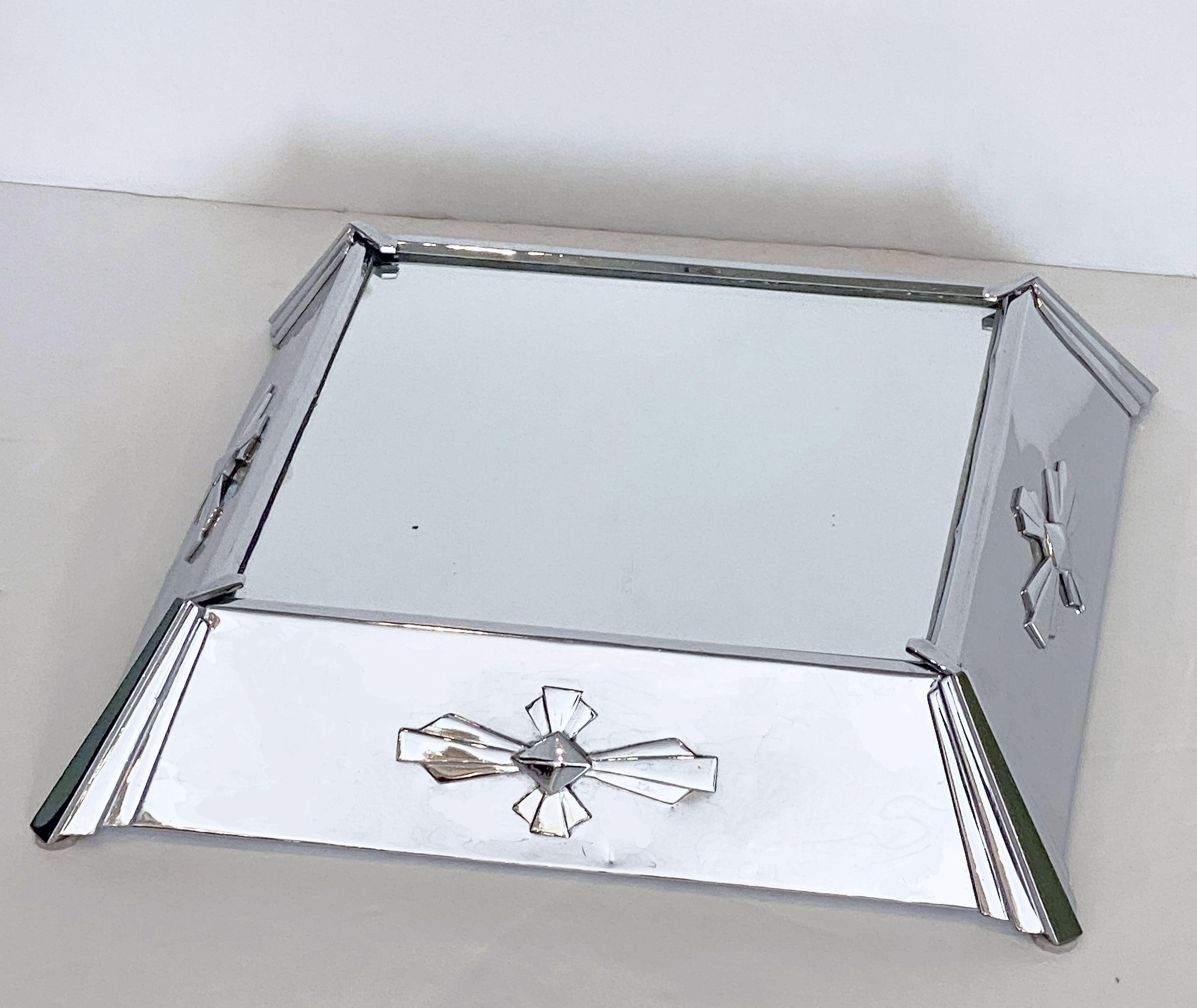 A fine period Art Deco plateau mirror or mirrored cake stand from England, featuring a square mirrored glass top in an inset stand with chamfered or pyramidal edges and stylized Art Deco corners and cartouches.

Perfect for a barware display or
