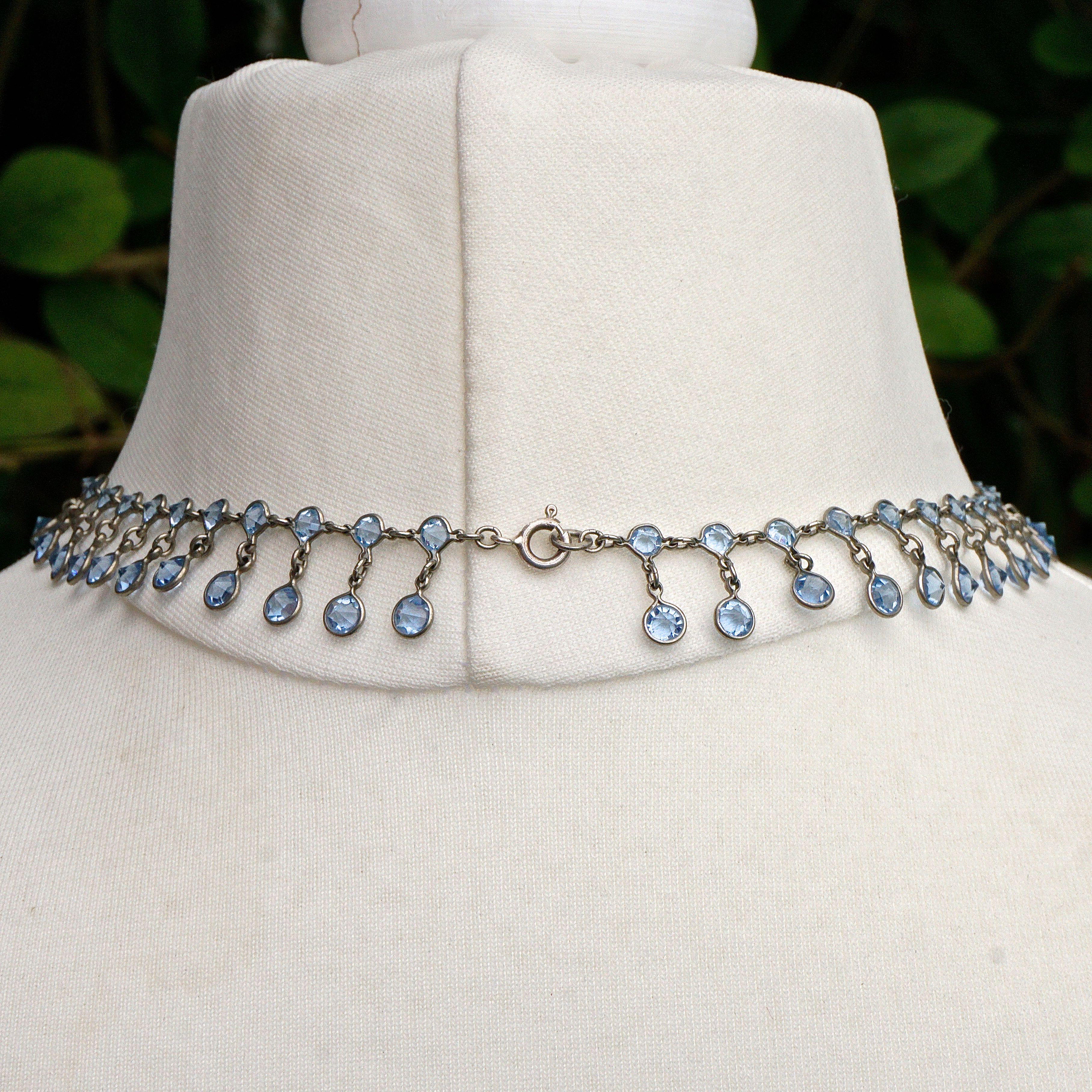 Collana a festone Art Deco con gocce di cristallo blu, anni '20 circa In condizioni buone in vendita a London, GB