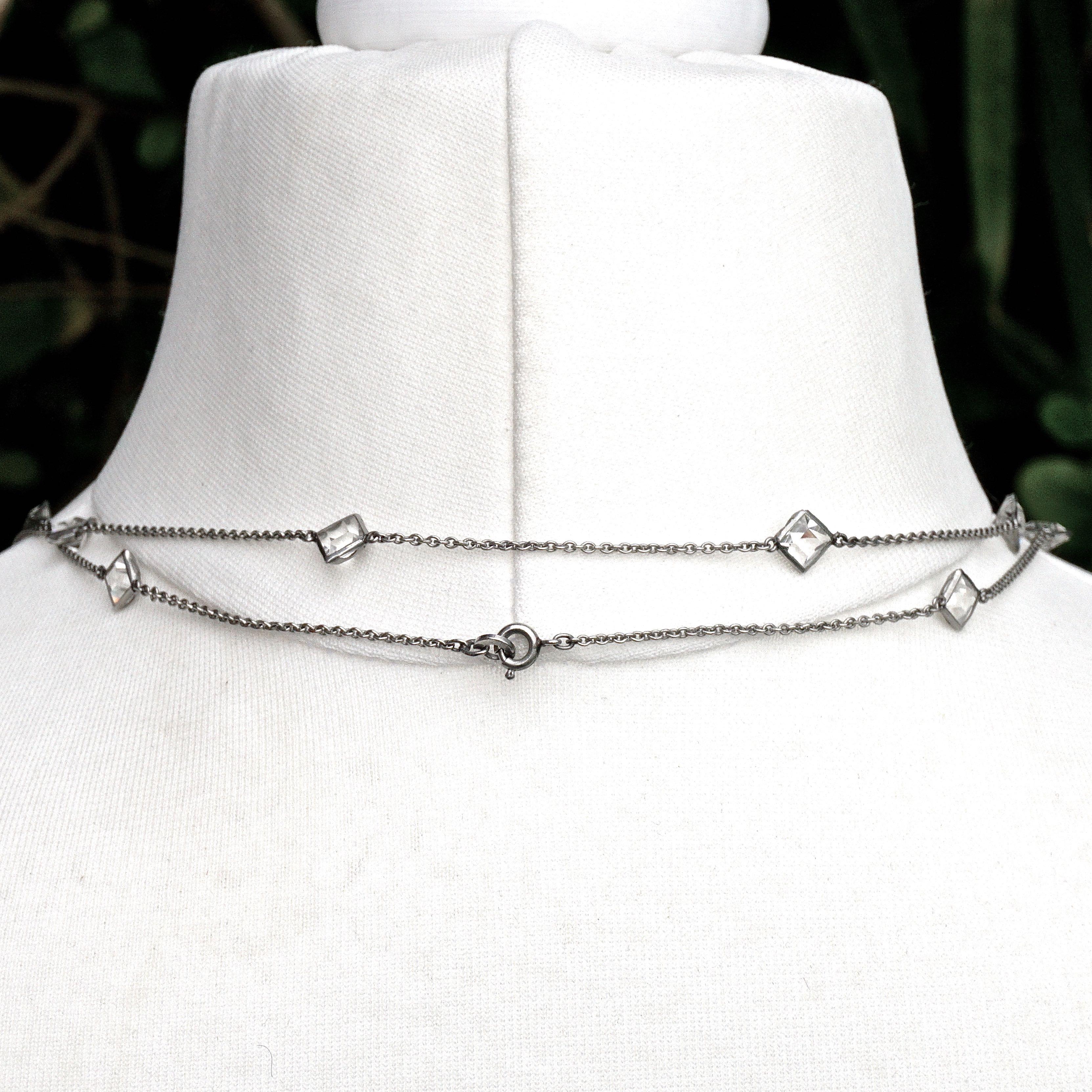 Art Deco Platinon Kette Halskette mit quadratischer Lünette mit klaren Kristallen  (Art déco) im Angebot