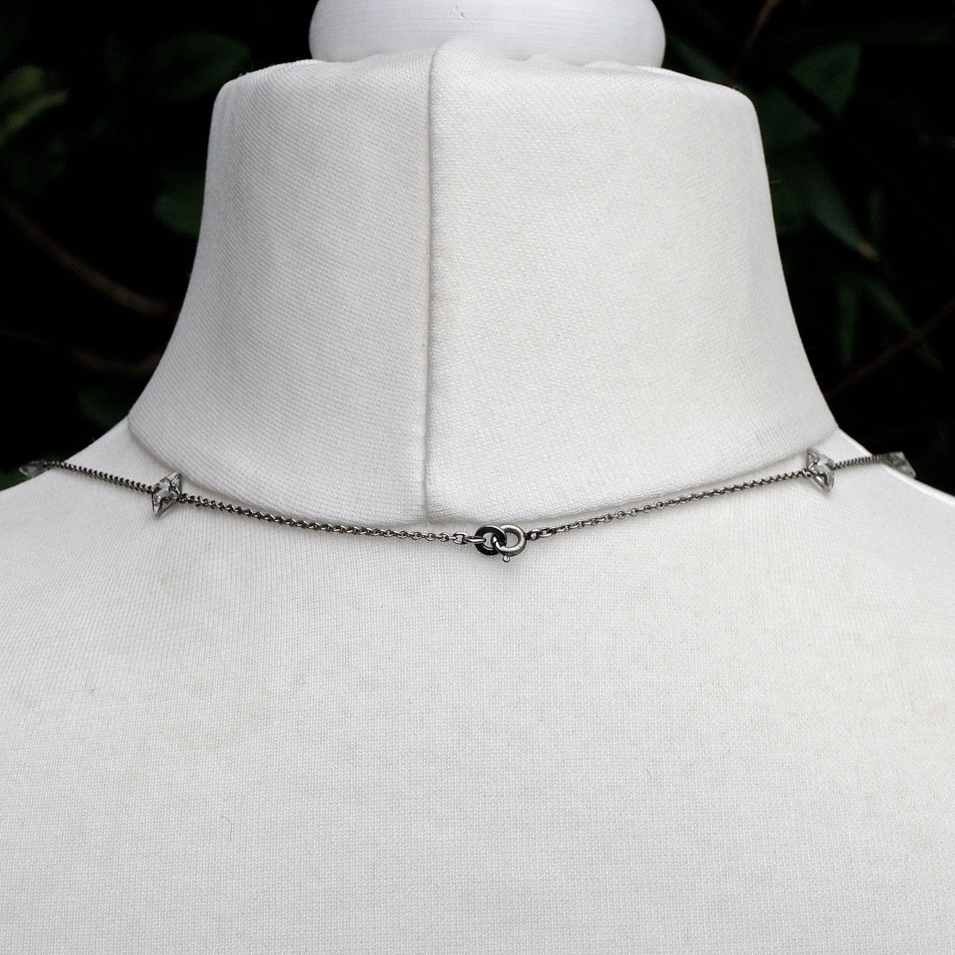 Art Deco Platinon Kette Halskette mit quadratischer Lünette mit klaren Kristallen  im Angebot 1