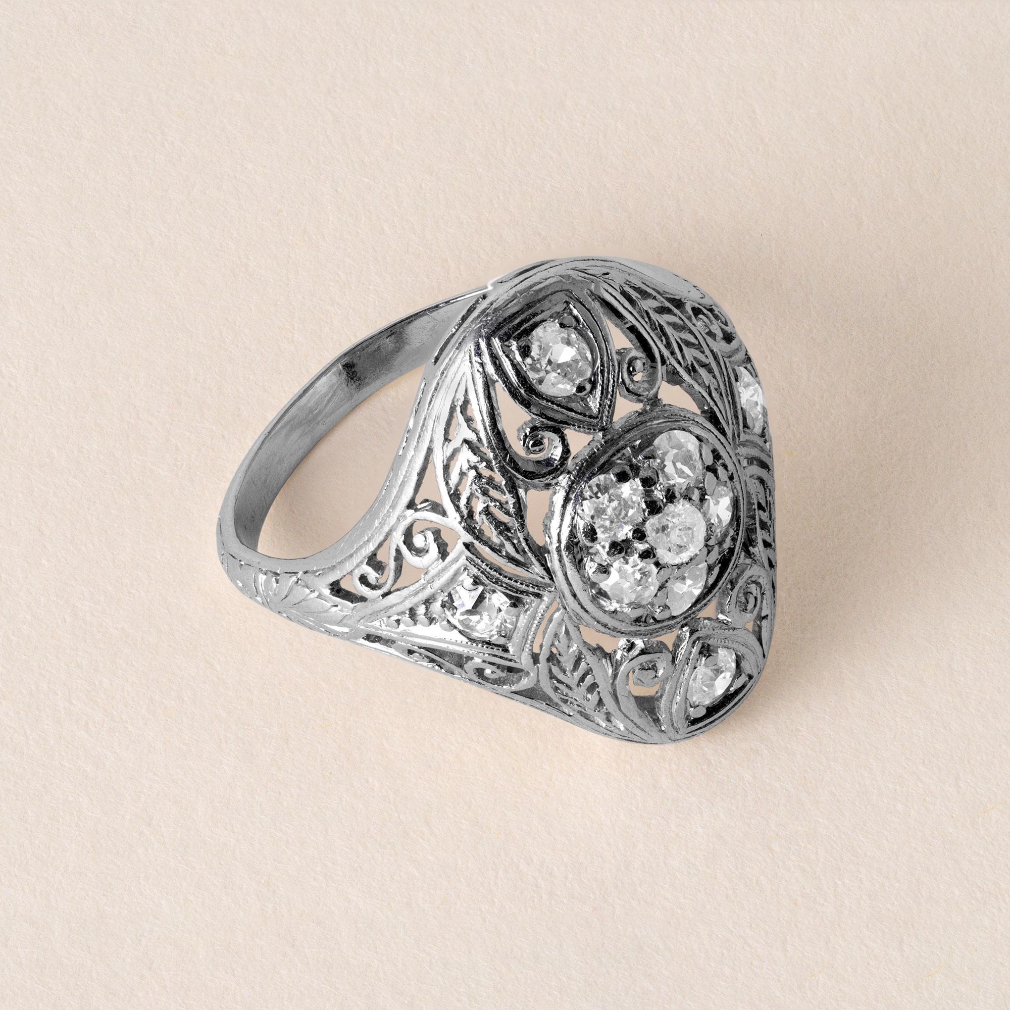 CIRCA 1920er Jahre
10 Diamanten mit altem Minenschliff wiegen ~0,30 Karat
F-G VS-SI
Wunderschöne filigrane Details
2,2mm Band
4,6 Gramm
Ring Größe 5
Platin 5% IRID (Iridium) im Schaft eingeprägt