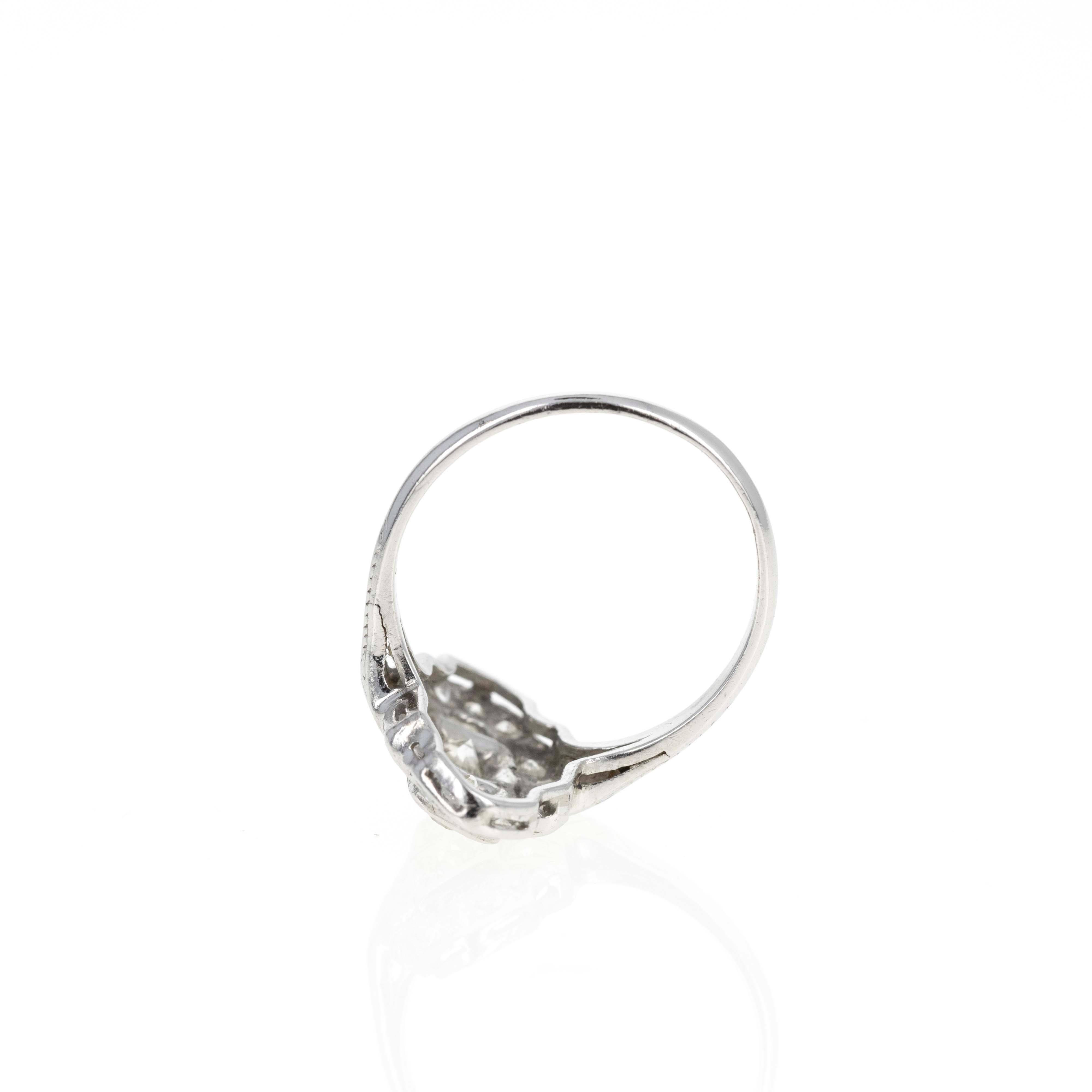 Taille vieille Europe Bague bouclier Art déco en platine avec diamant européen ancien de 0,50 carat en vente