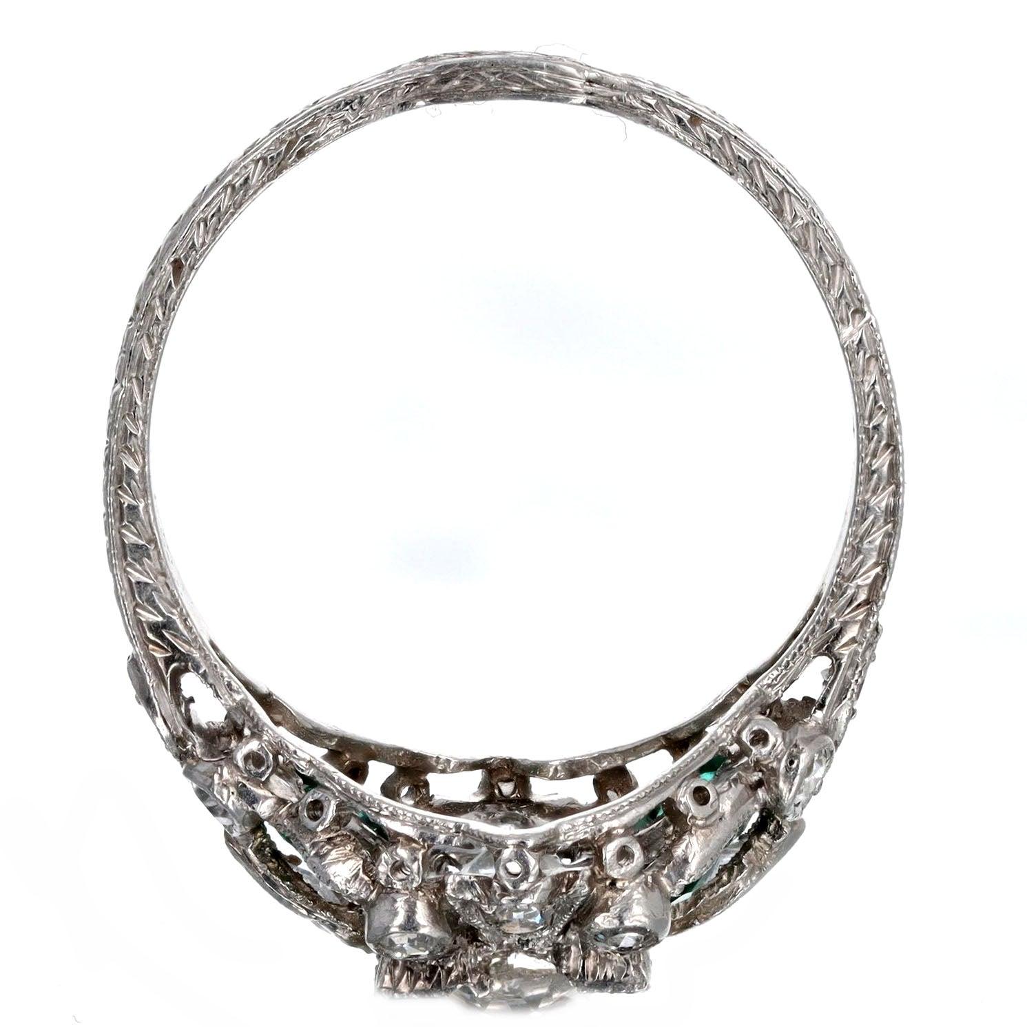 Art Deco Platinring mit 0,90 Karat Diamant im alteuropäischen Schliff und natürlichem Smaragd (Art déco) im Angebot