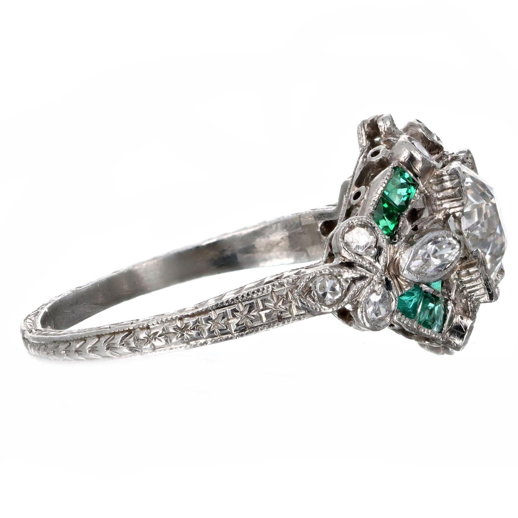 Art Deco Platinring mit 0,90 Karat Diamant im alteuropäischen Schliff und natürlichem Smaragd (Alteuropäischer Schliff) im Angebot